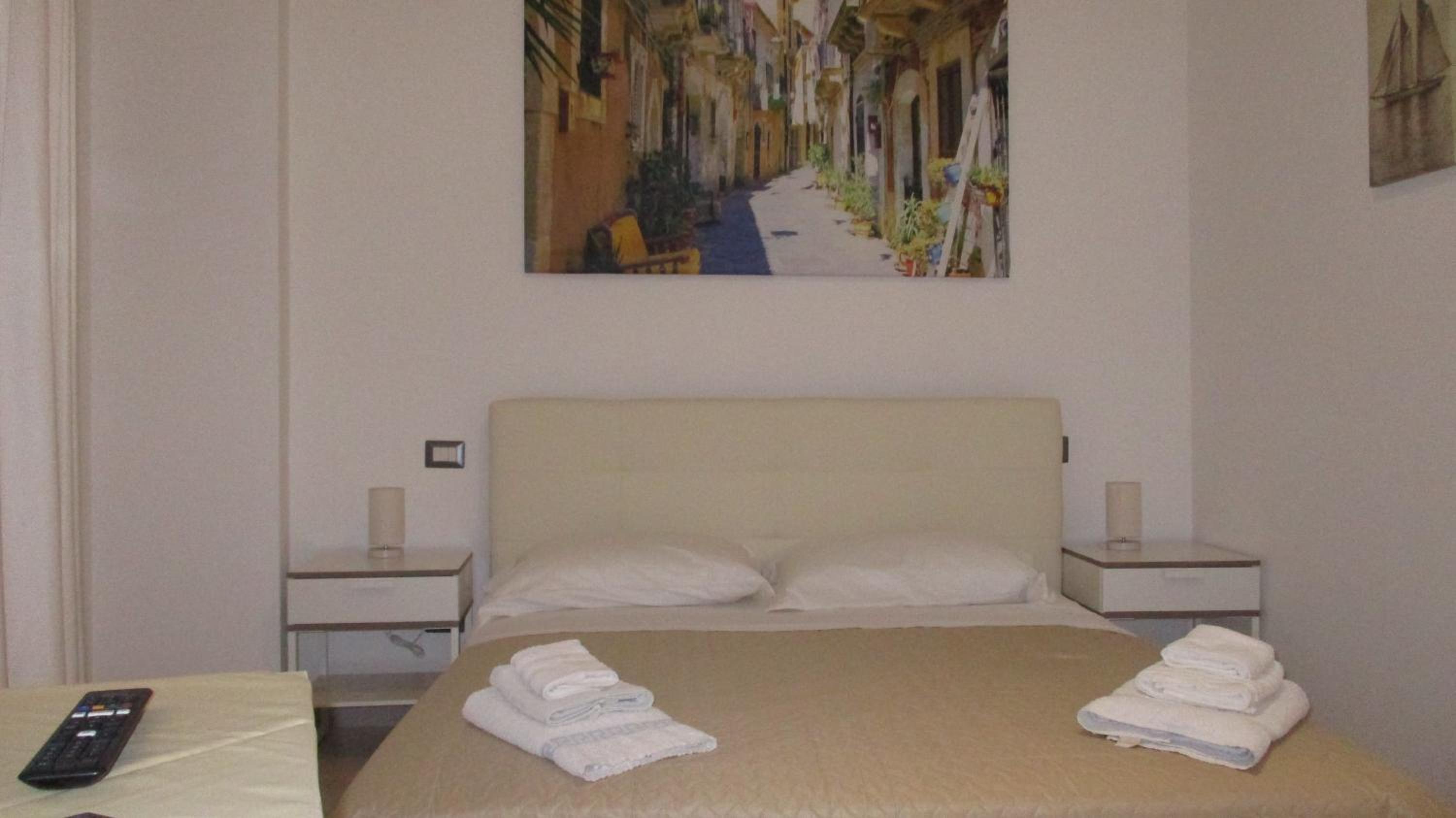 Double Room with Balcony - Photo 3