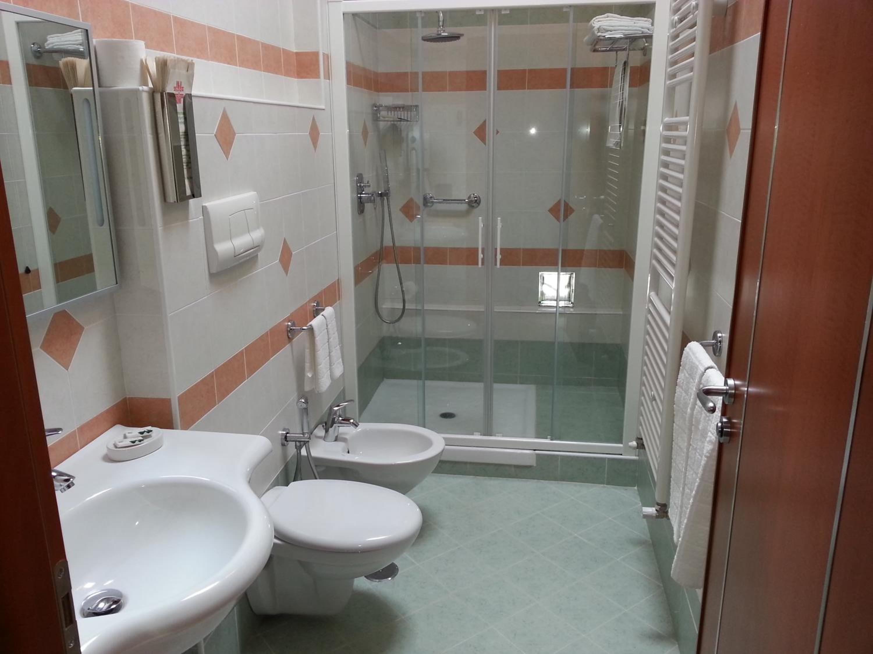 Quadruple Room with Private Bathroom photo 2