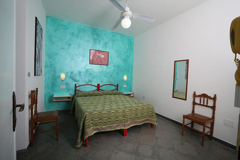 Economy Triple Room photo 2