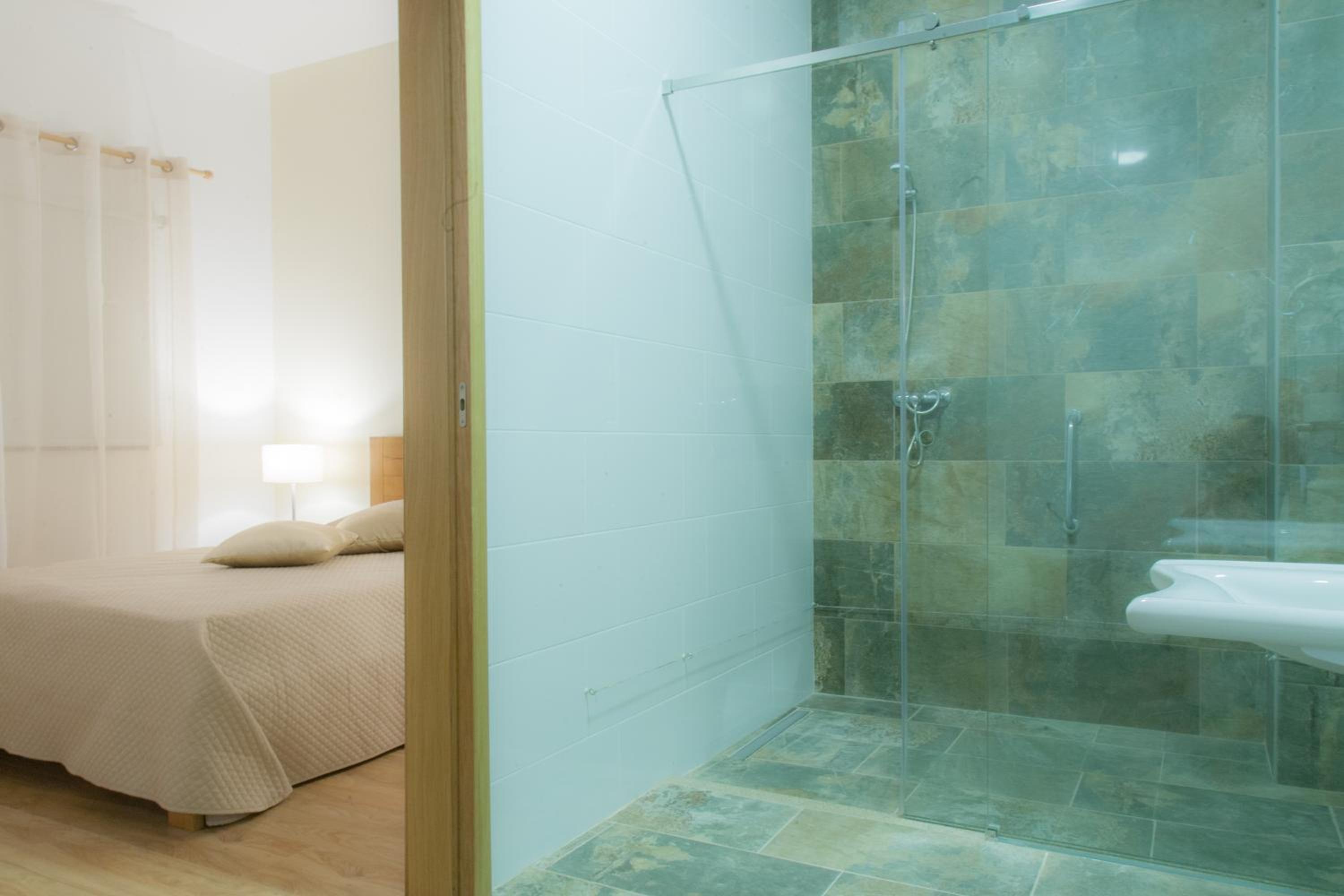 Double Room with Pool View - Photo 4