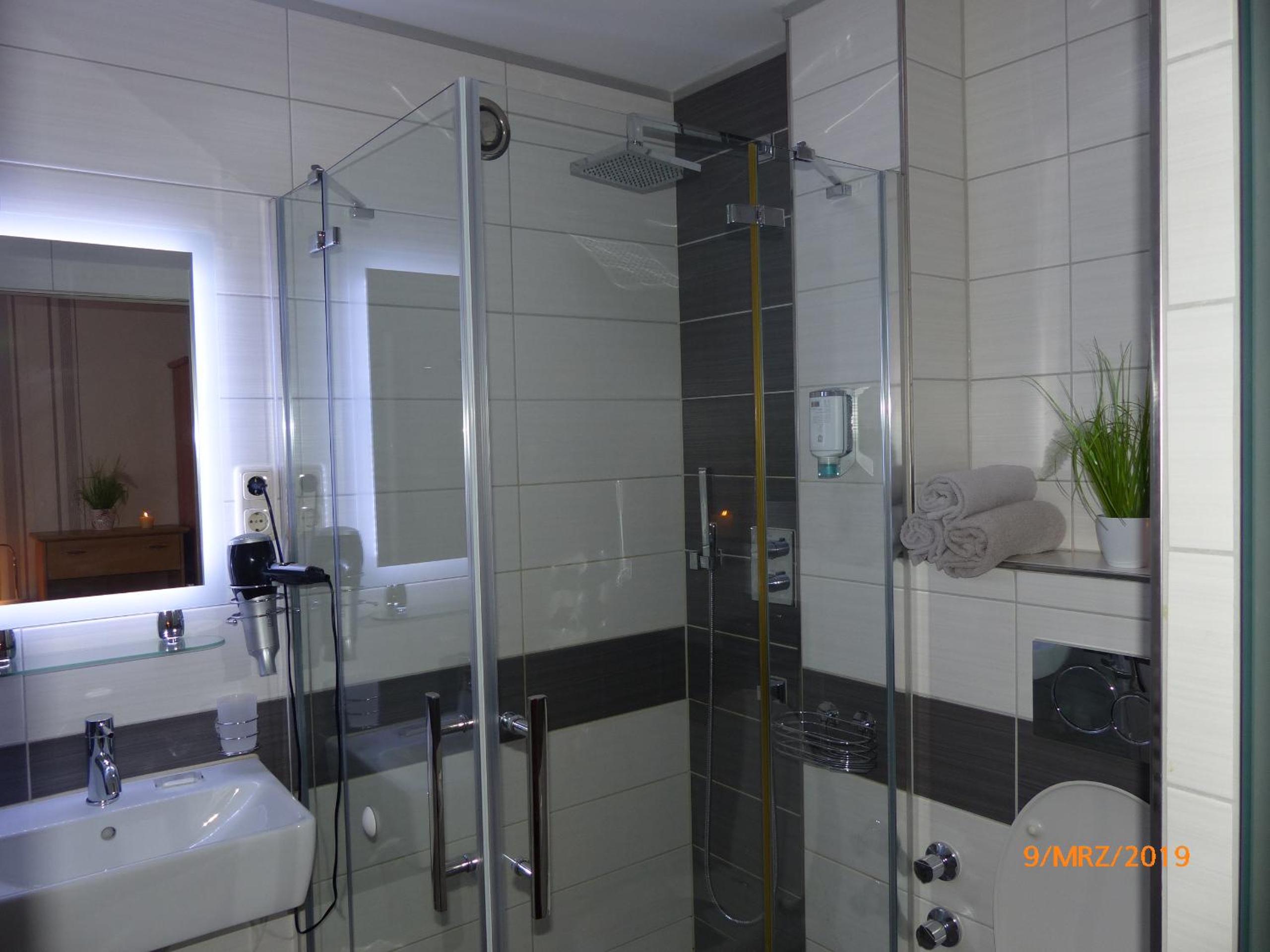 Twin Room - Disability Access - Photo 4