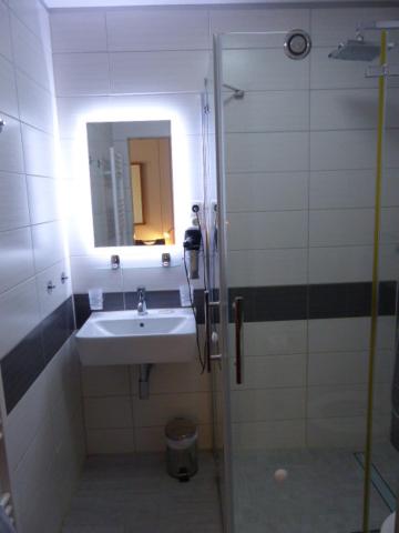 Twin Room - Disability Access - Photo 7