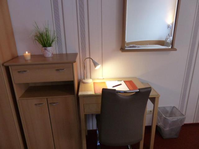 Twin Room - Disability Access - Photo 3
