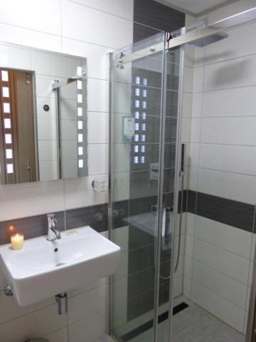 Twin Room - Disability Access - Photo 2
