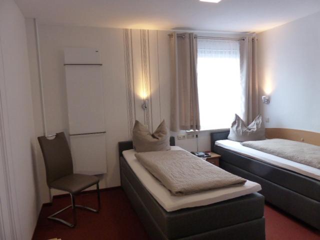 Twin Room - Disability Access - Photo 5