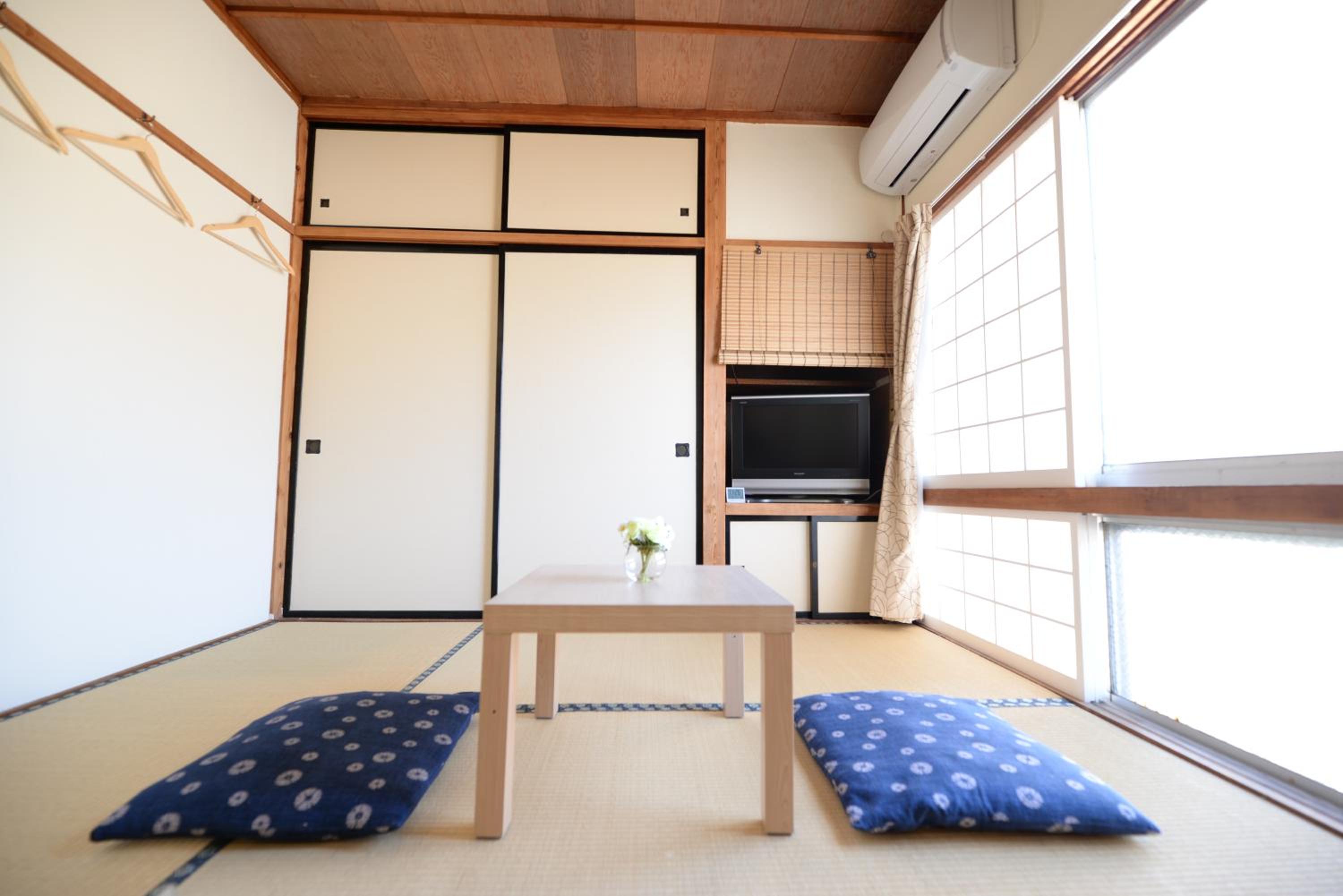 Economy Triple Room with Shared Bathroom photo 3
