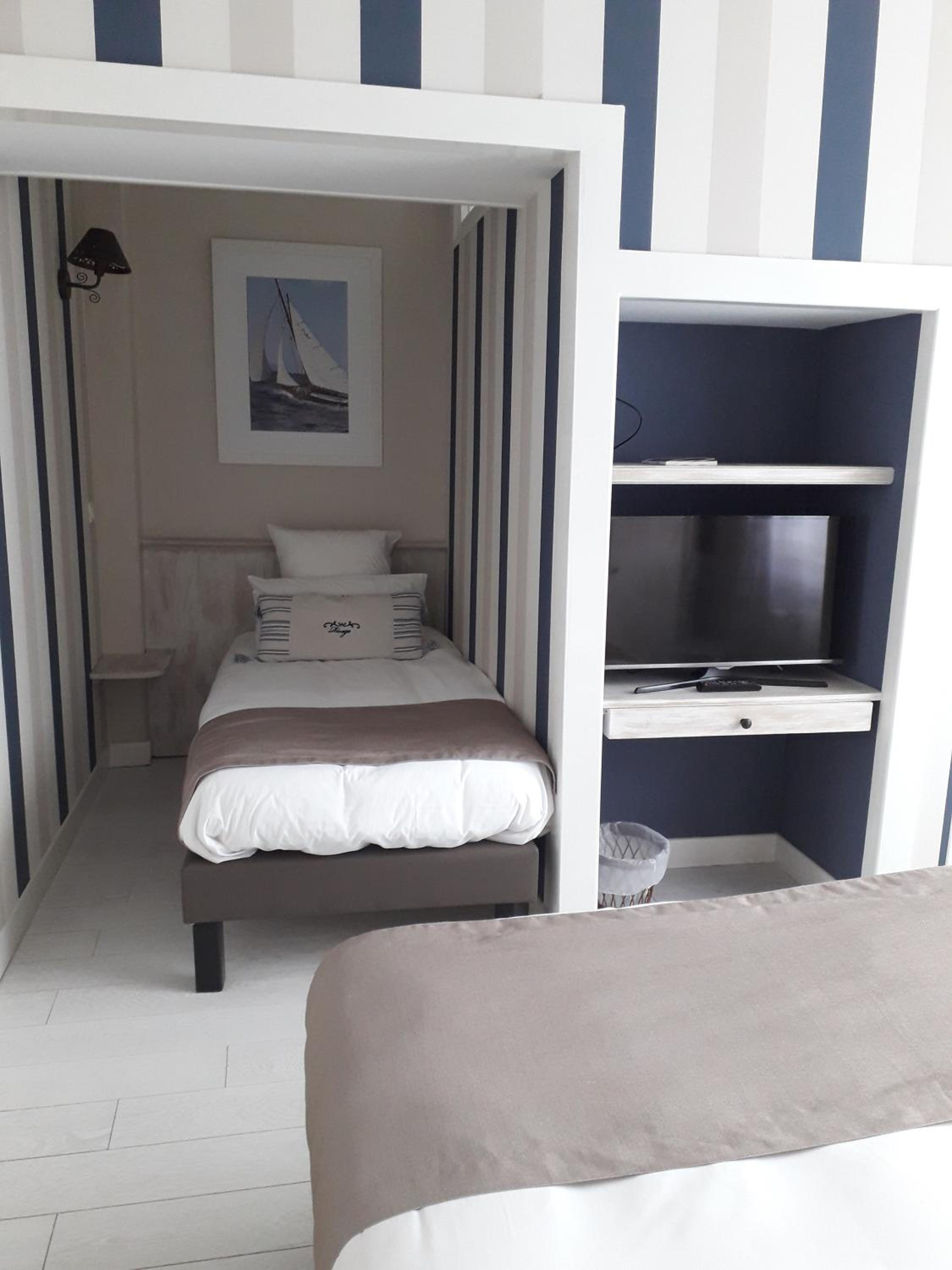 Standard Triple Room with Courtyard View