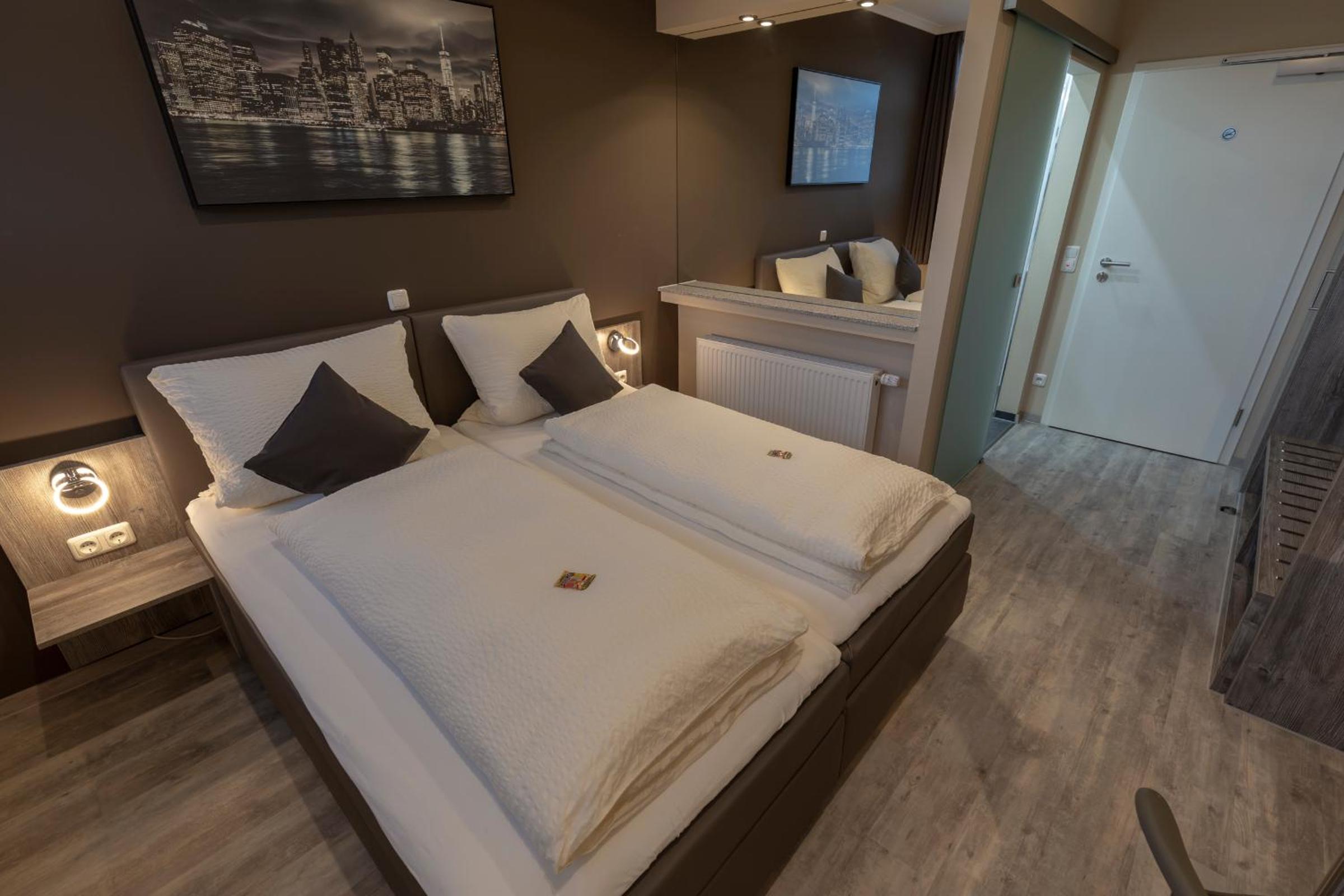 Double or Twin Room - Photo 3