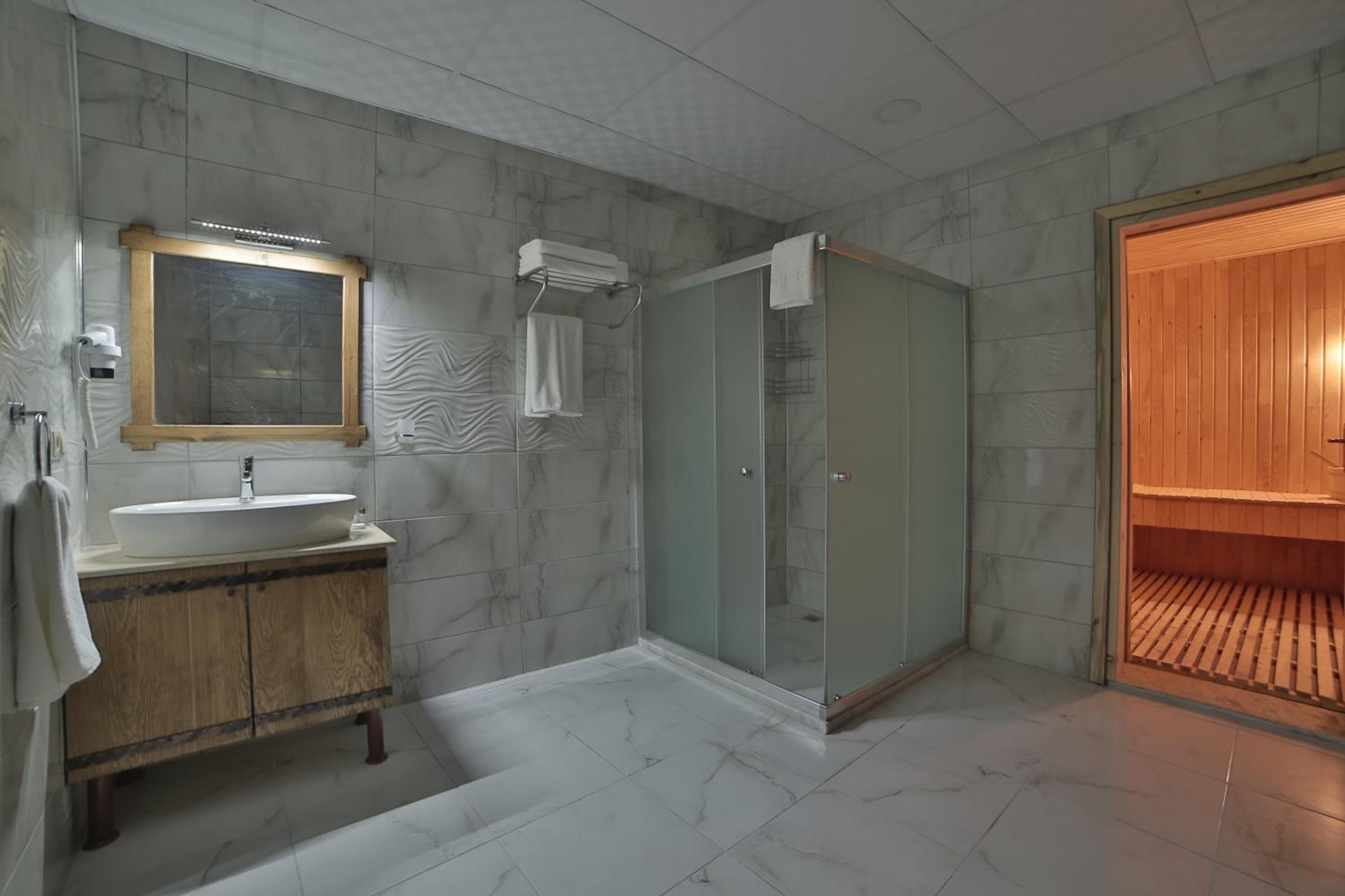 Deluxe Double Room - Photo 13