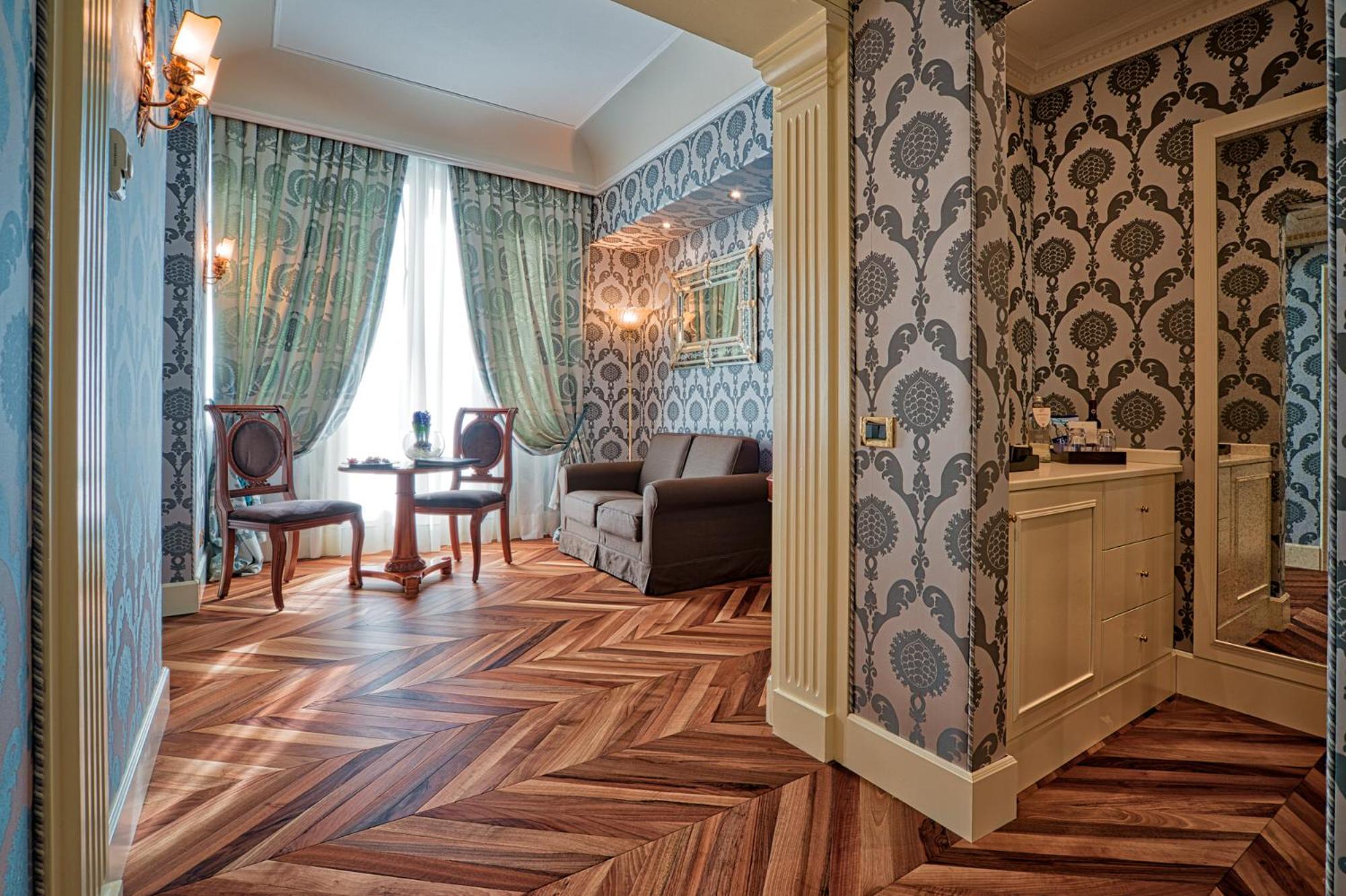 Junior Suite with Lagoon View and Balcony - Photo 3