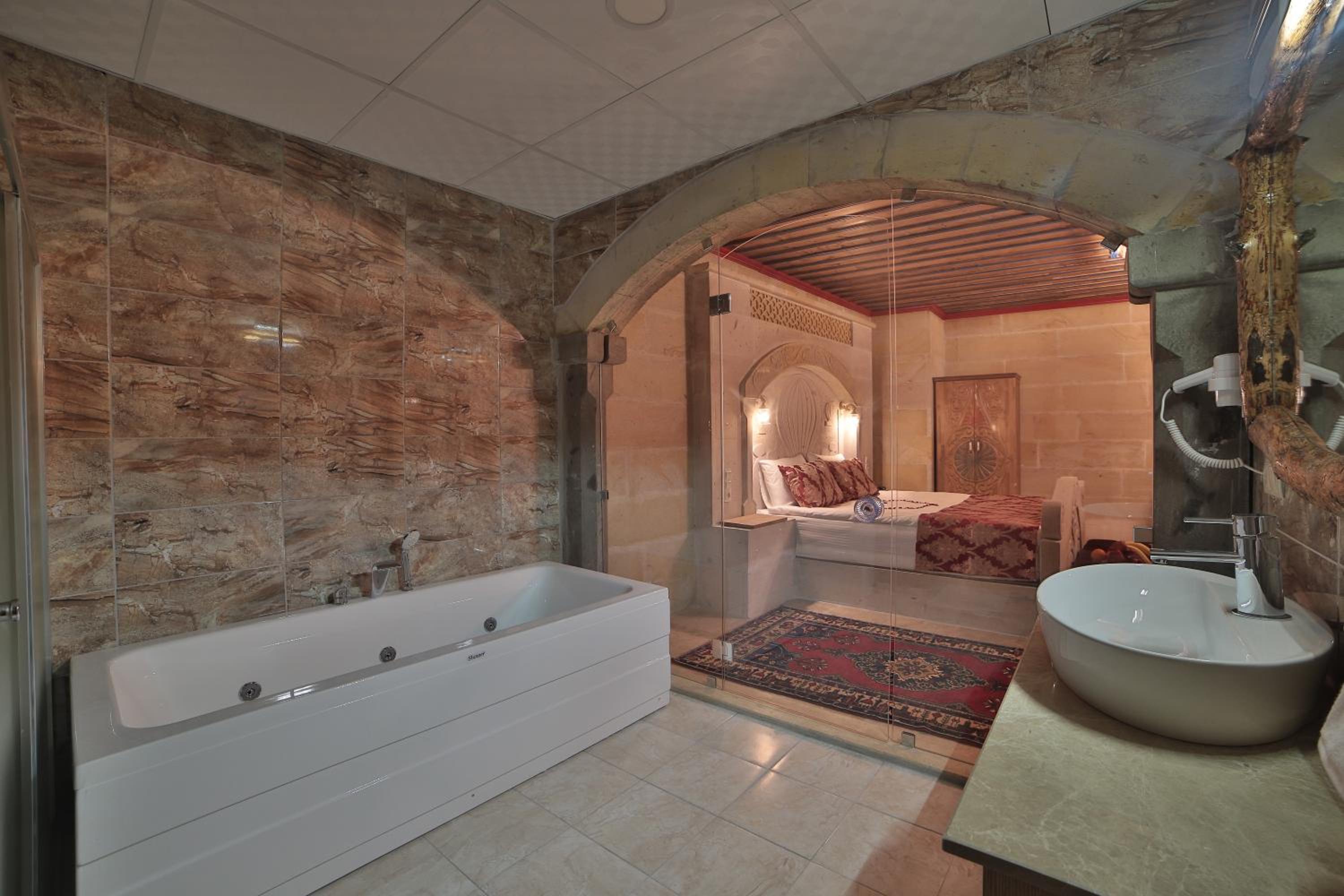 King Room with Balcony - Photo 15