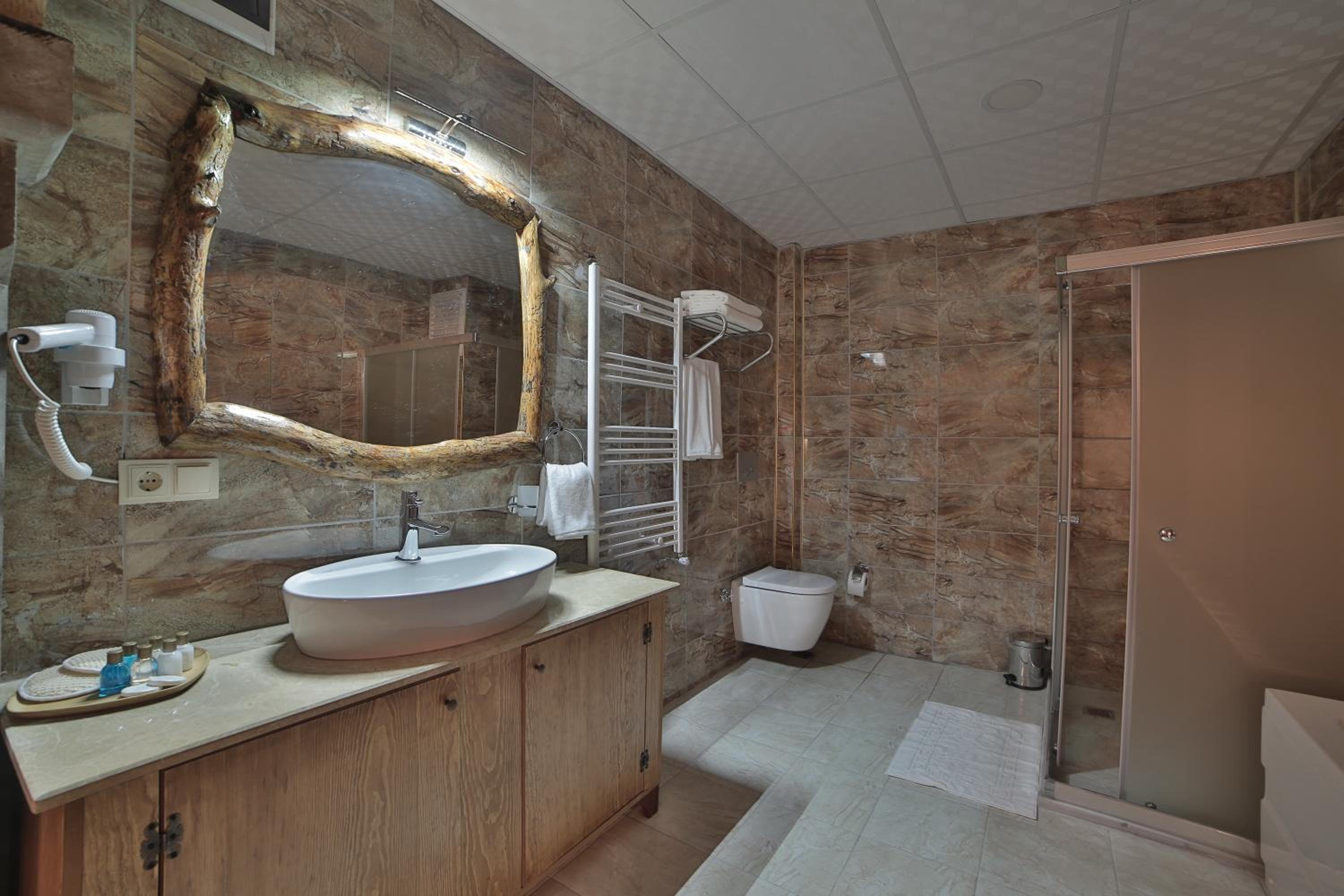 King Room with Balcony - Photo 7