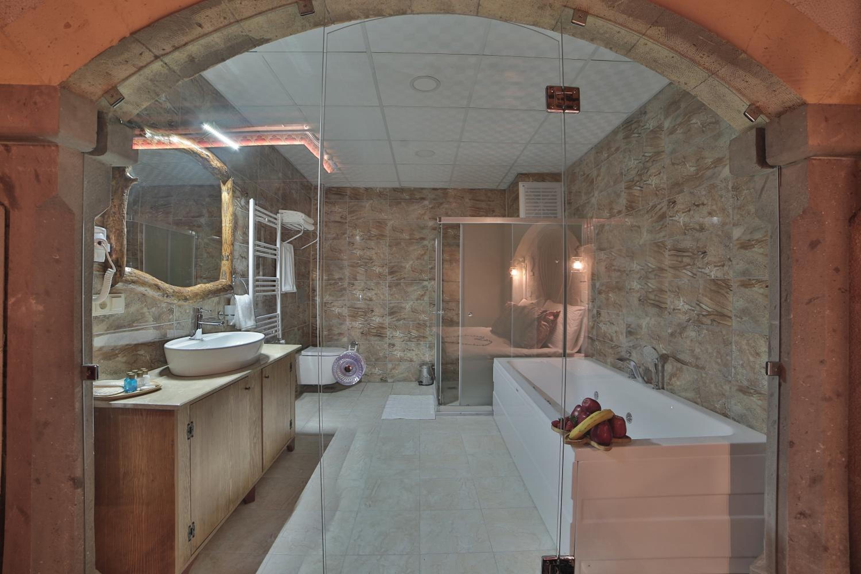 King Room with Balcony - Photo 8