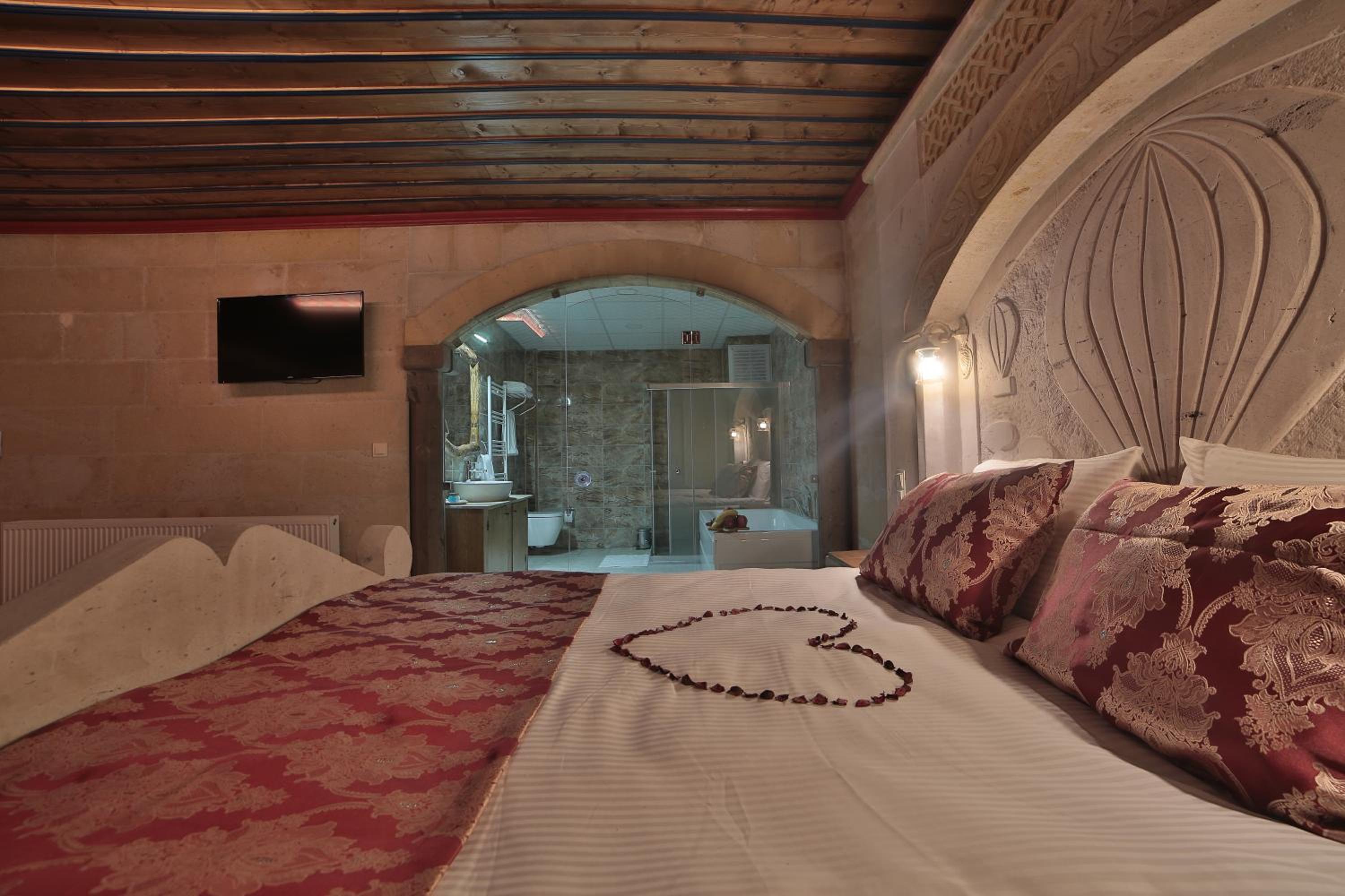 King Room with Balcony - Photo 24