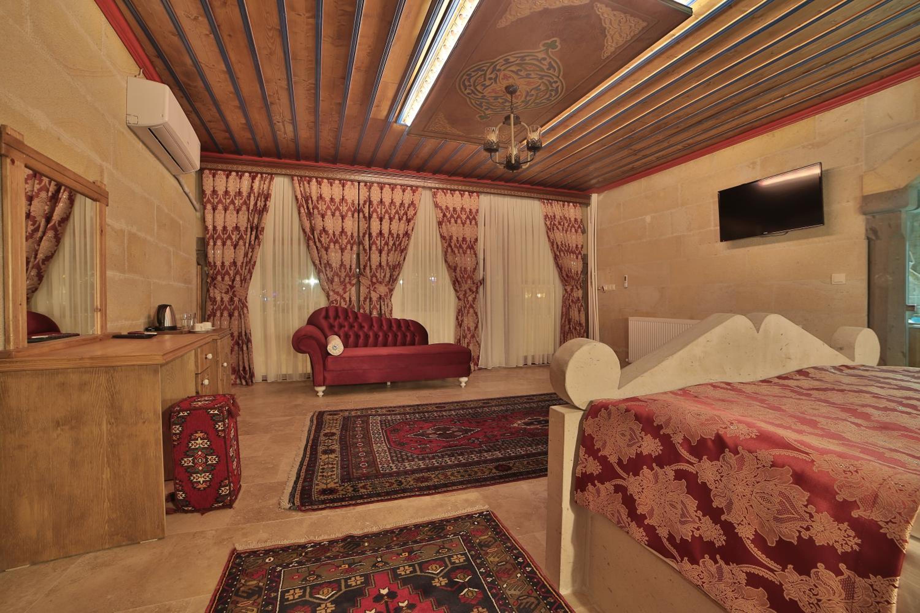 King Room with Balcony - Photo 13
