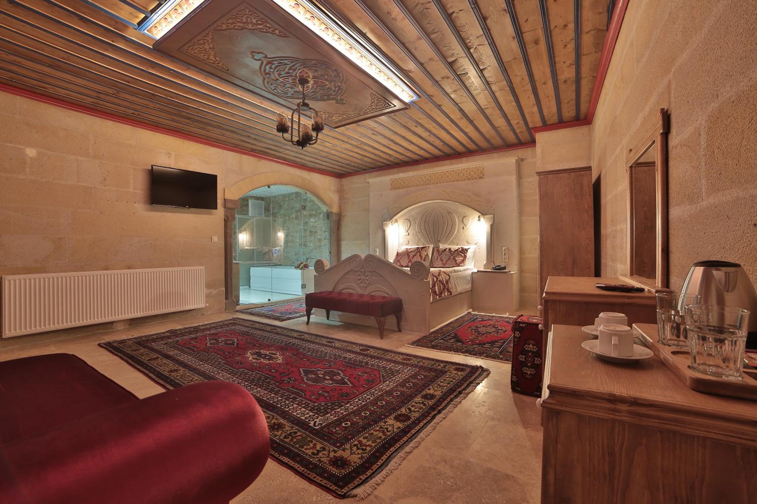King Room with Balcony - Photo 10