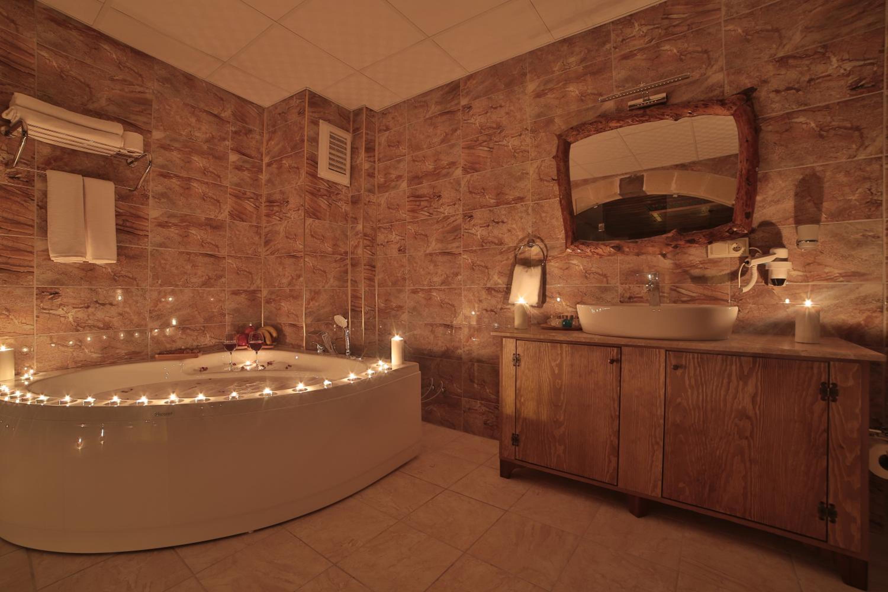 King Room with Balcony - Photo 9