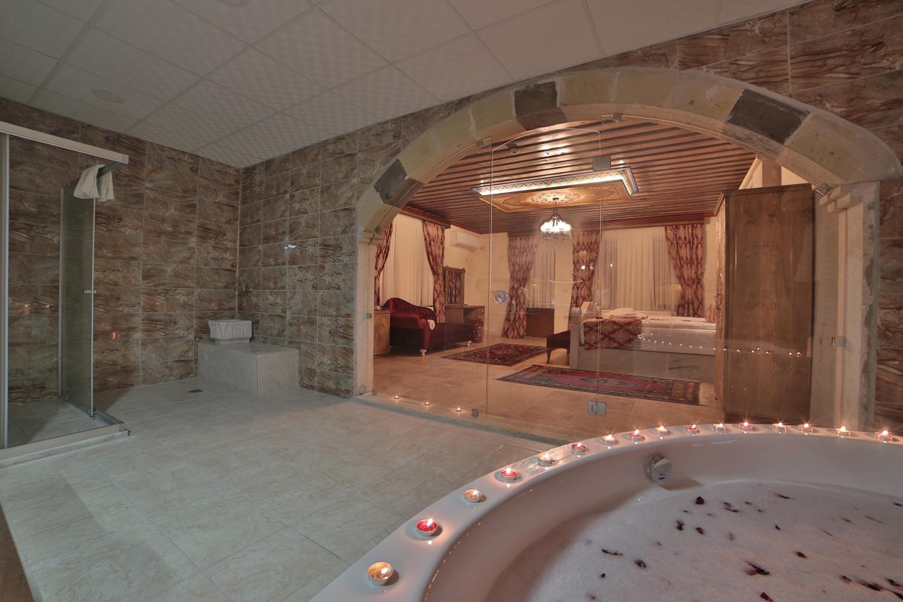 King Room with Balcony - Photo 22