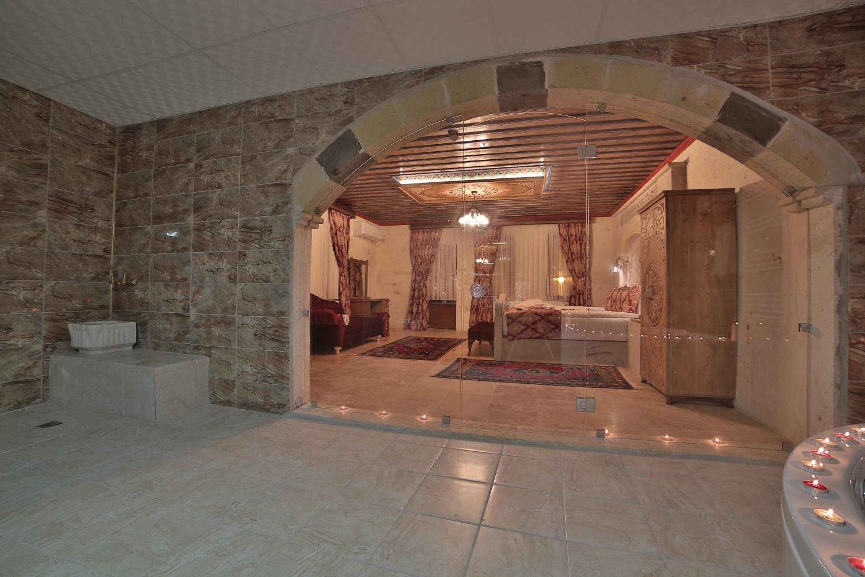 King Room with Balcony - Photo 14