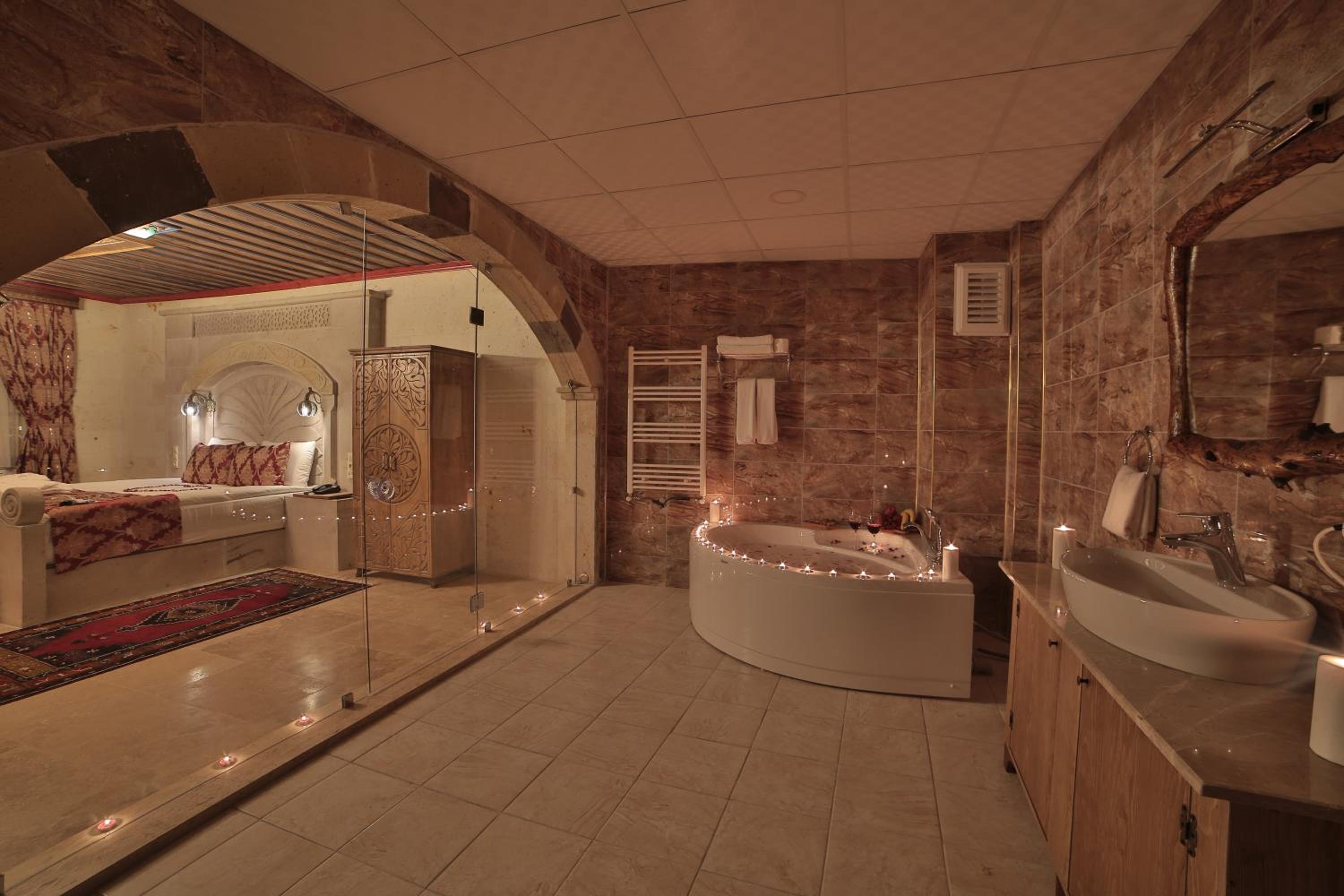 King Room with Balcony - Photo 6