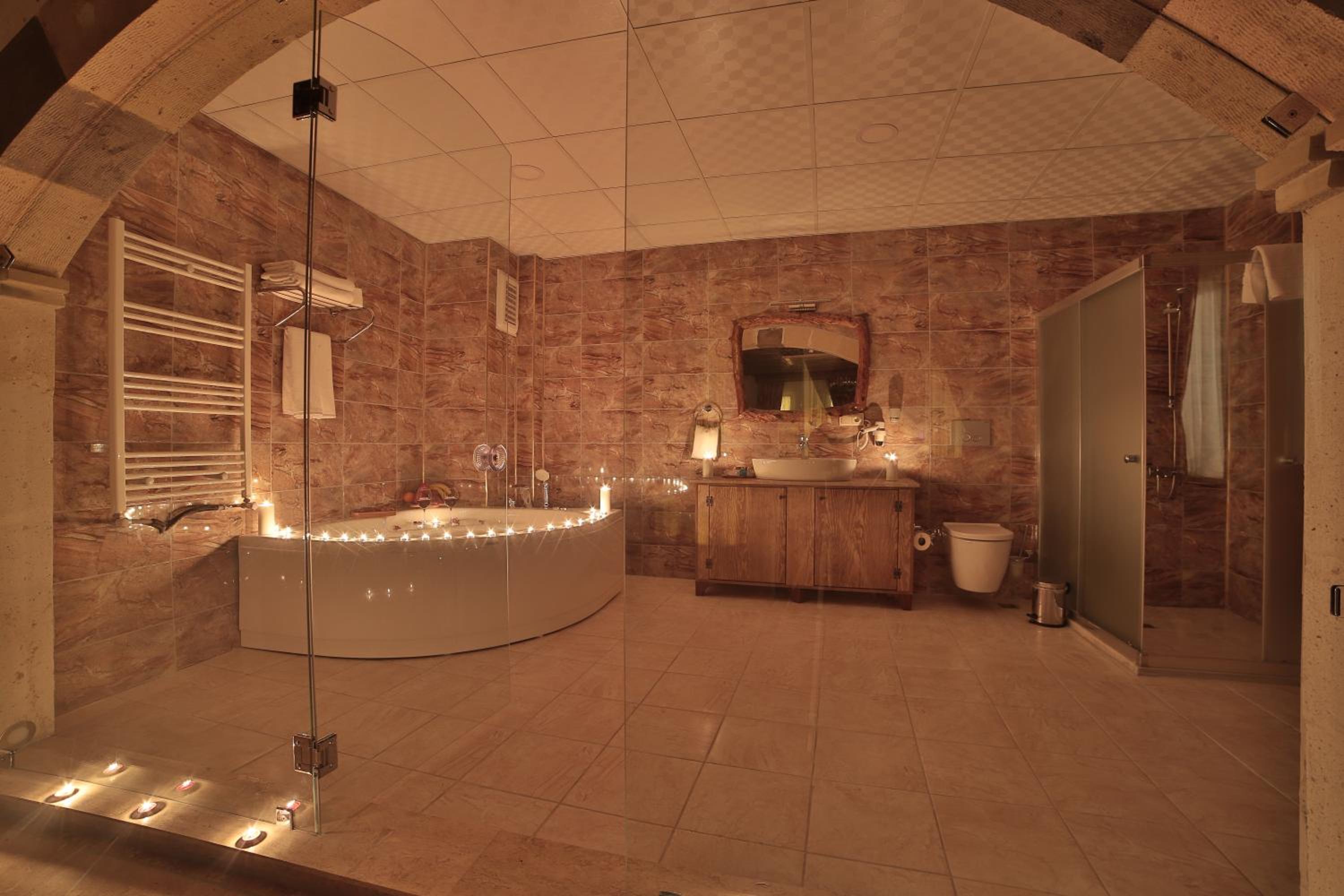 King Room with Balcony - Photo 5