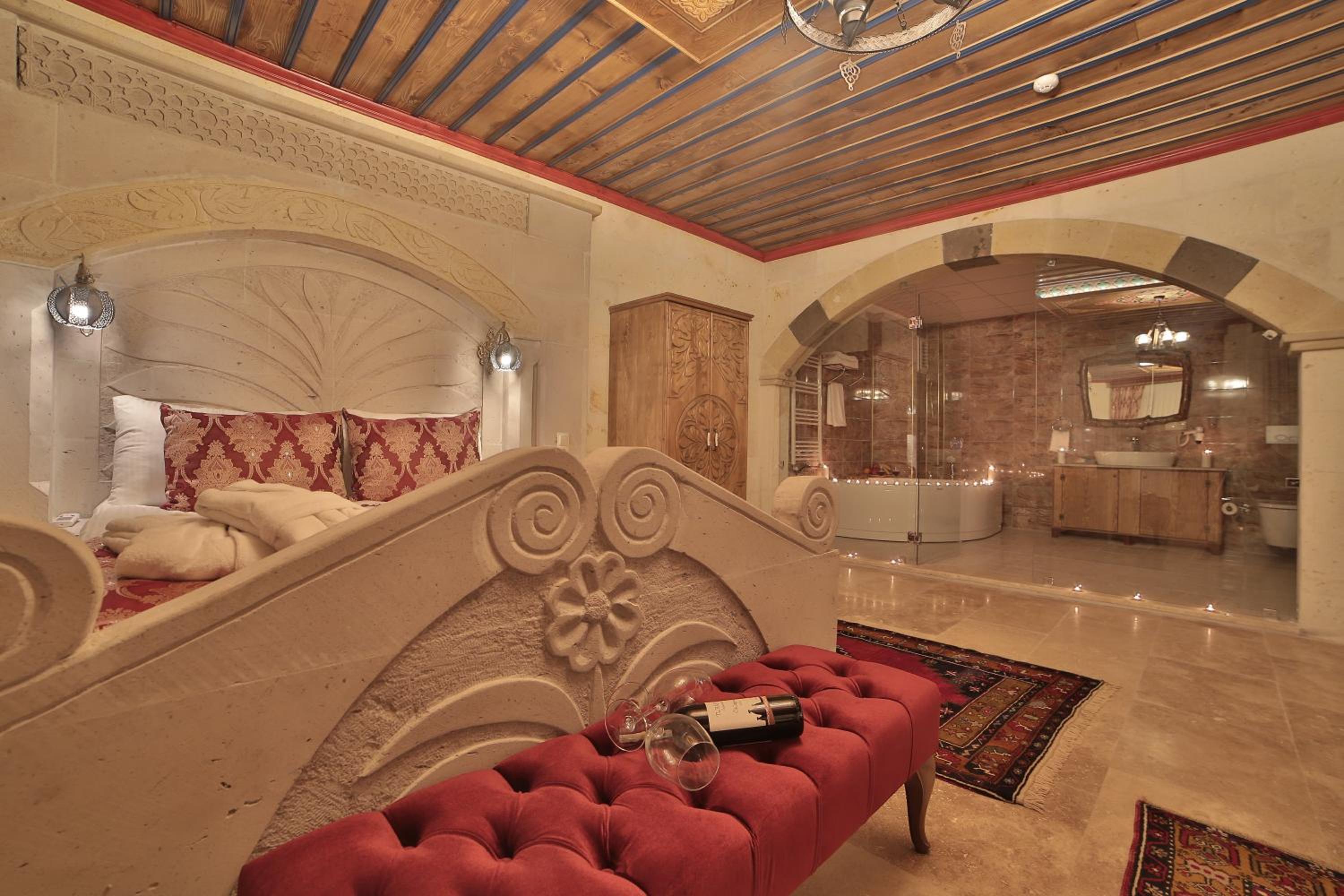 King Room with Balcony - Photo 16