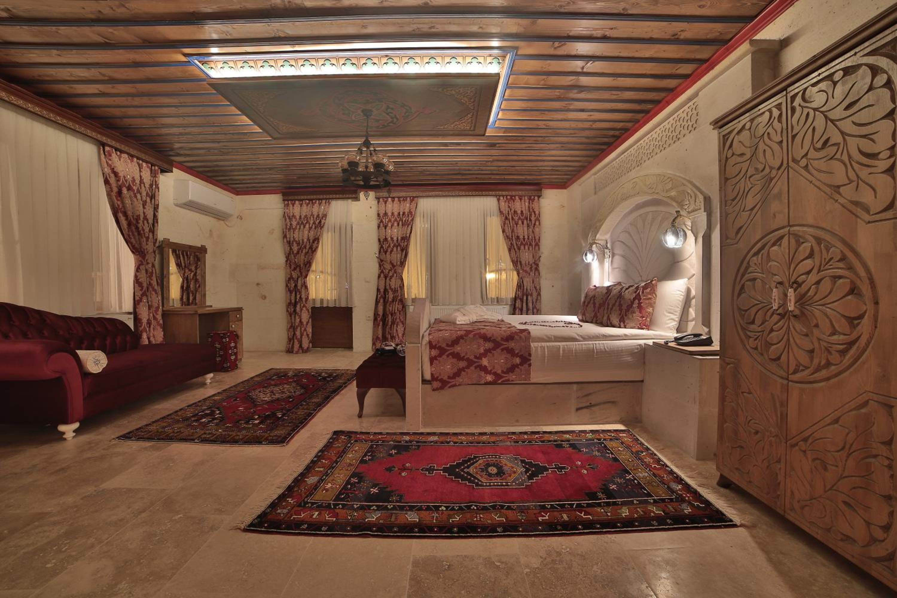 King Room with Balcony - Photo 4