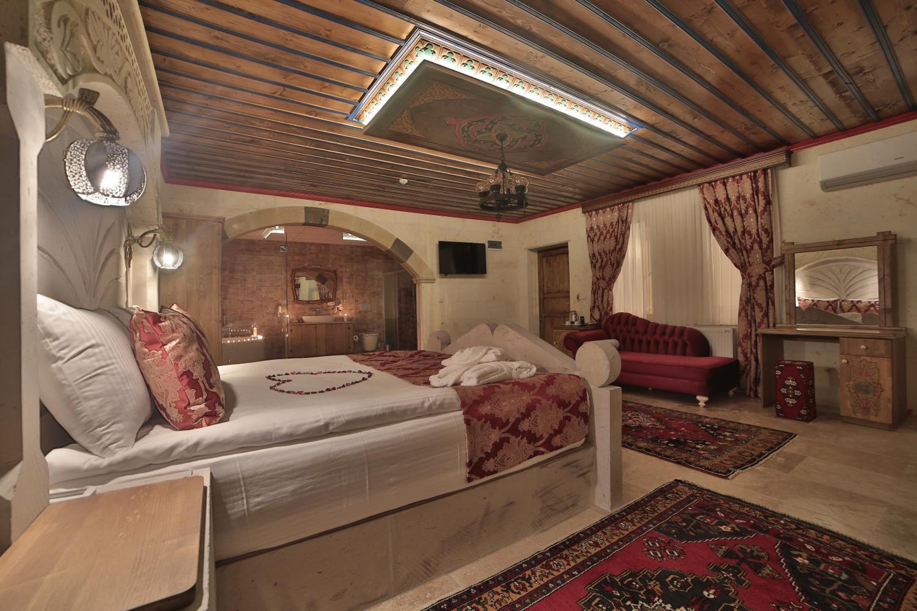 King Room with Balcony - Photo 3