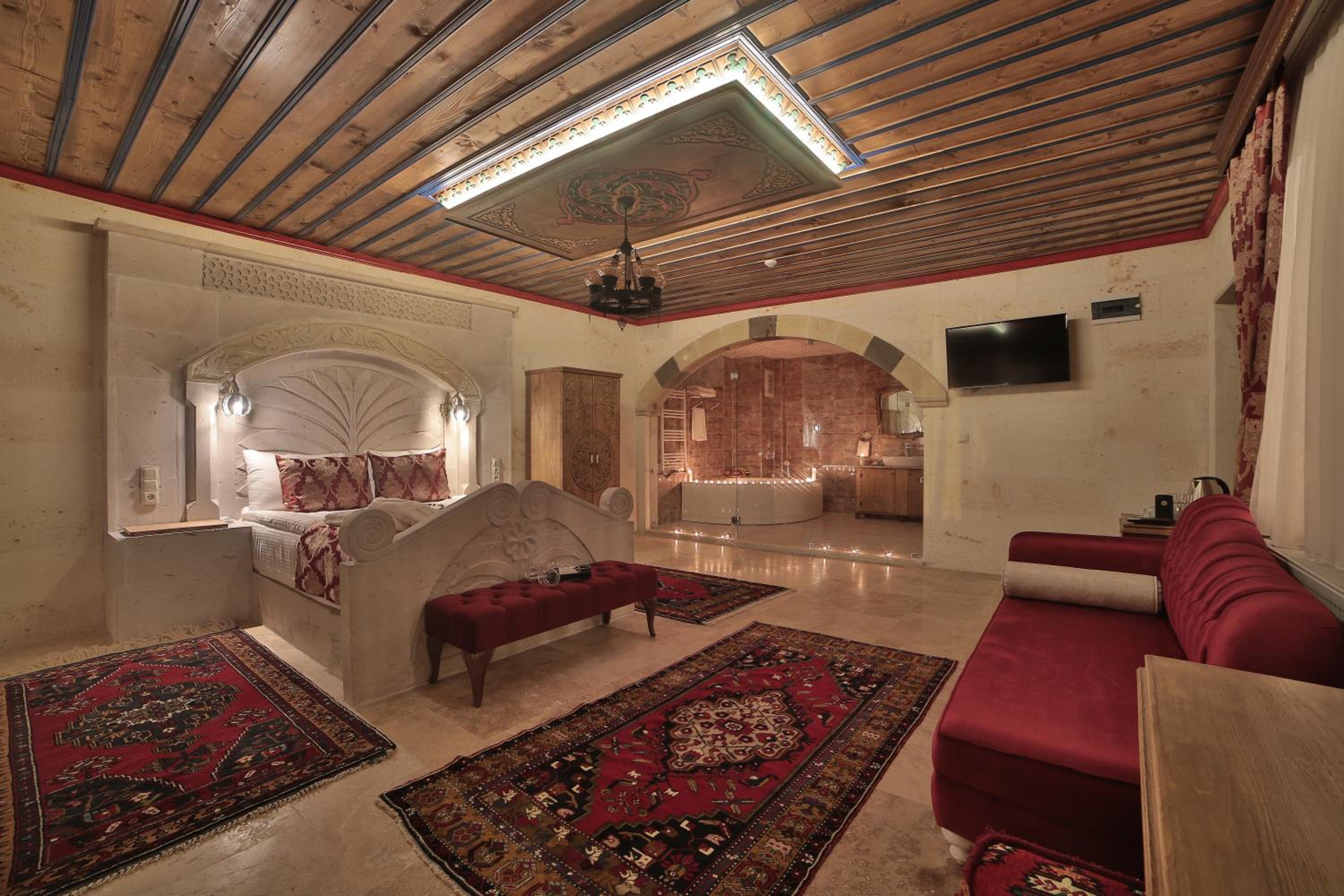 King Room with Balcony - Photo 17