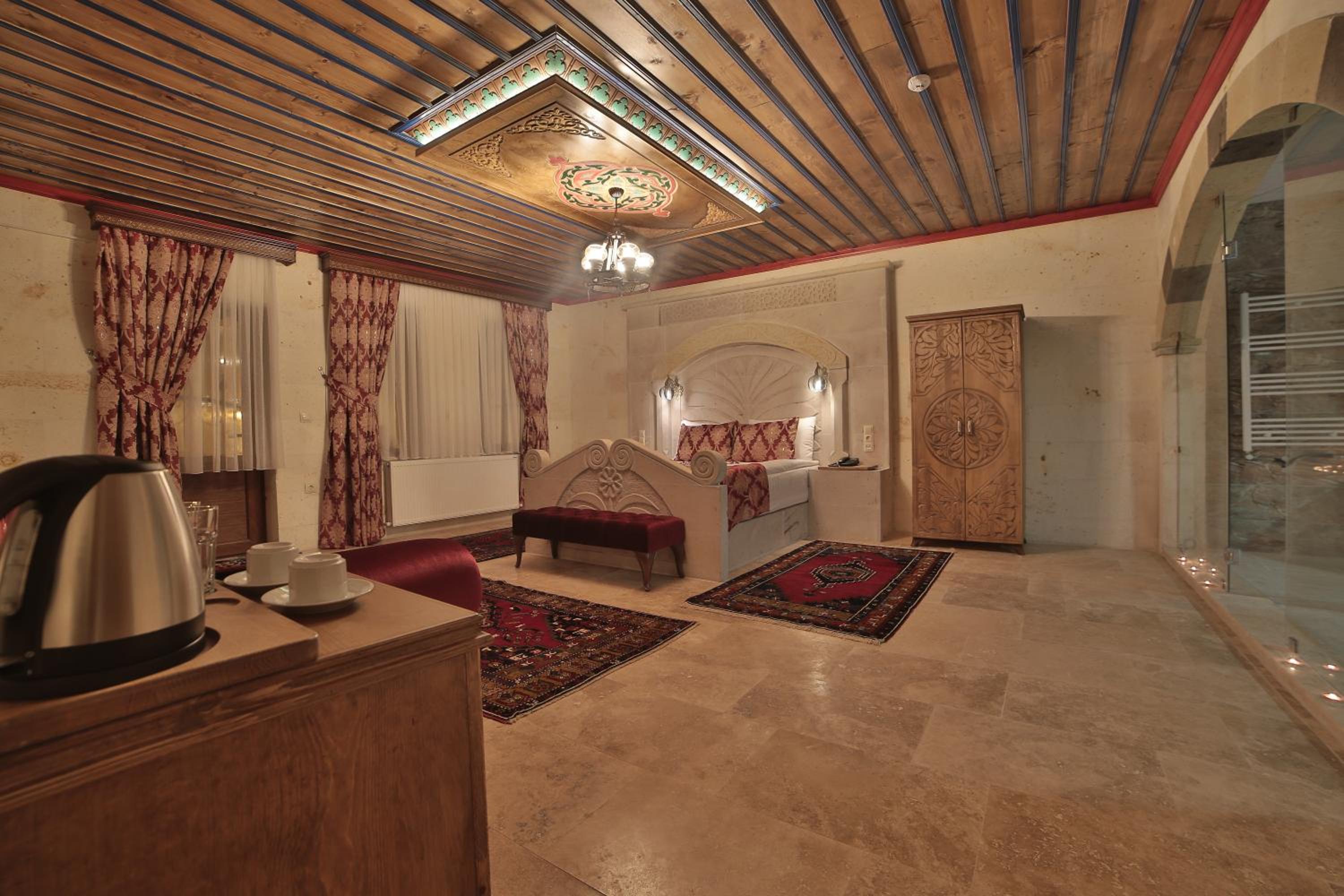 King Room with Balcony - Photo 2