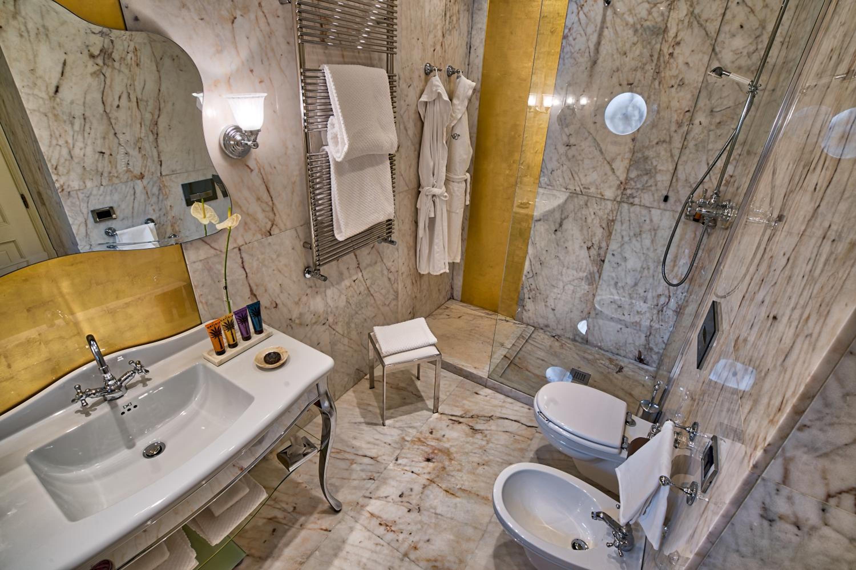 Classic Double or Twin Room with City View - Photo 11