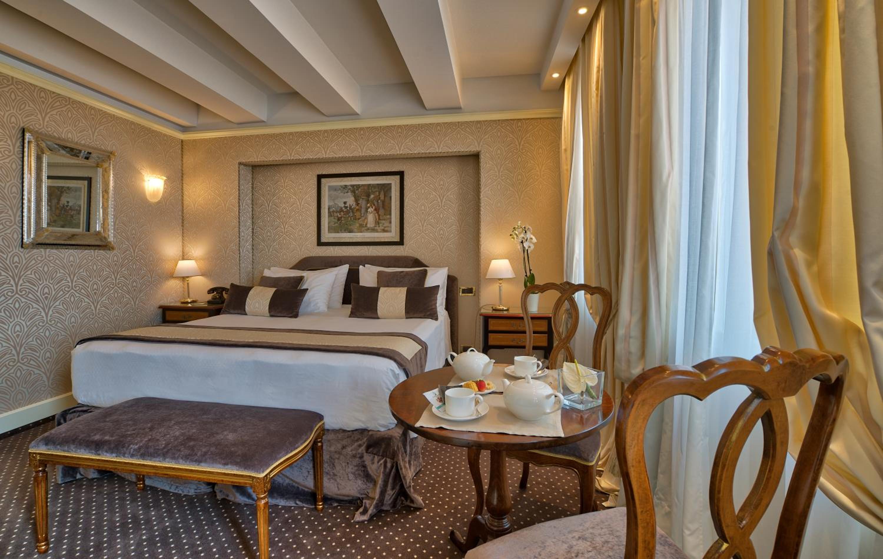 Classic Double or Twin Room with City View - Photo 7