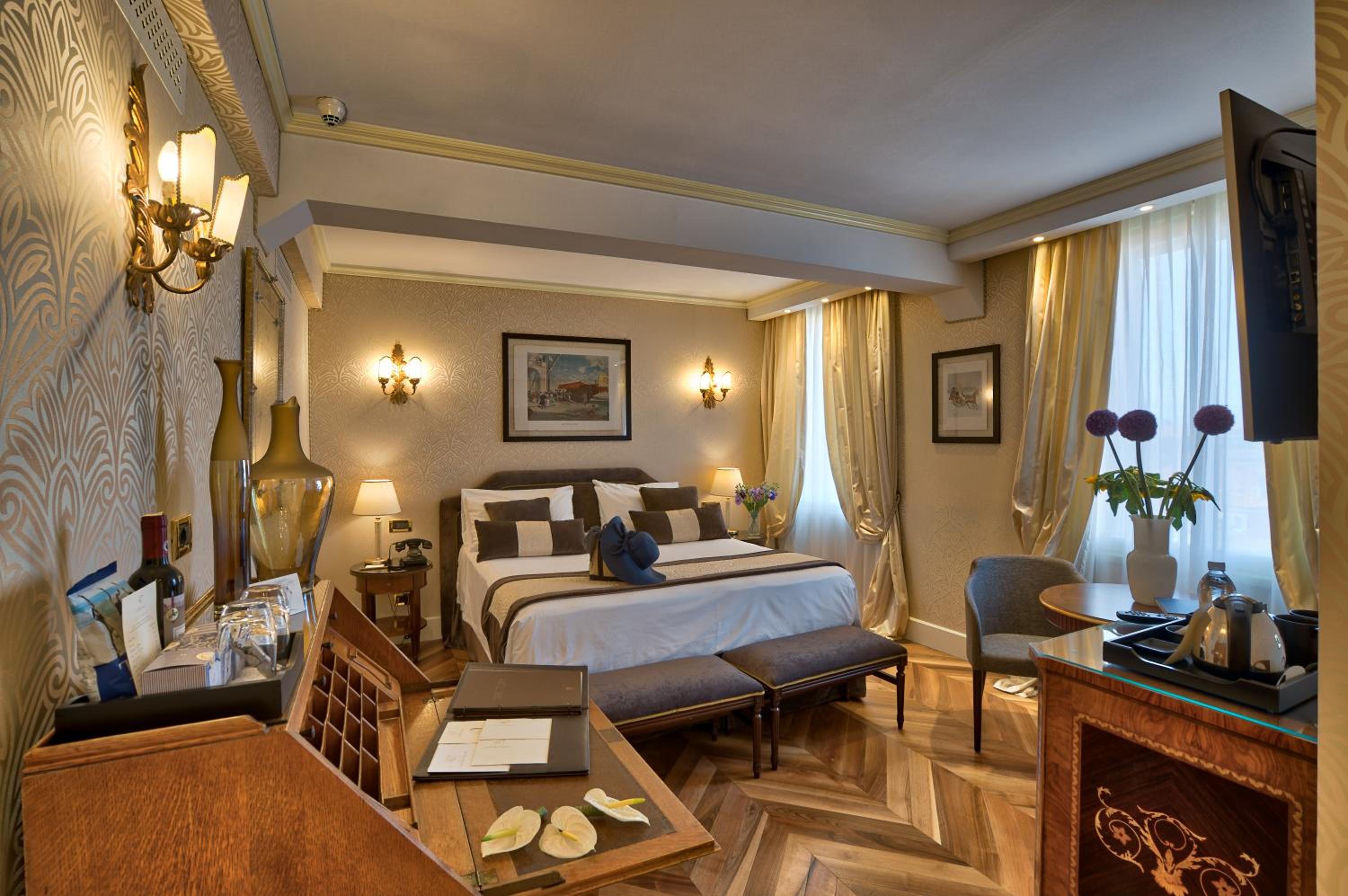 Classic Double or Twin Room with City View - Photo 5