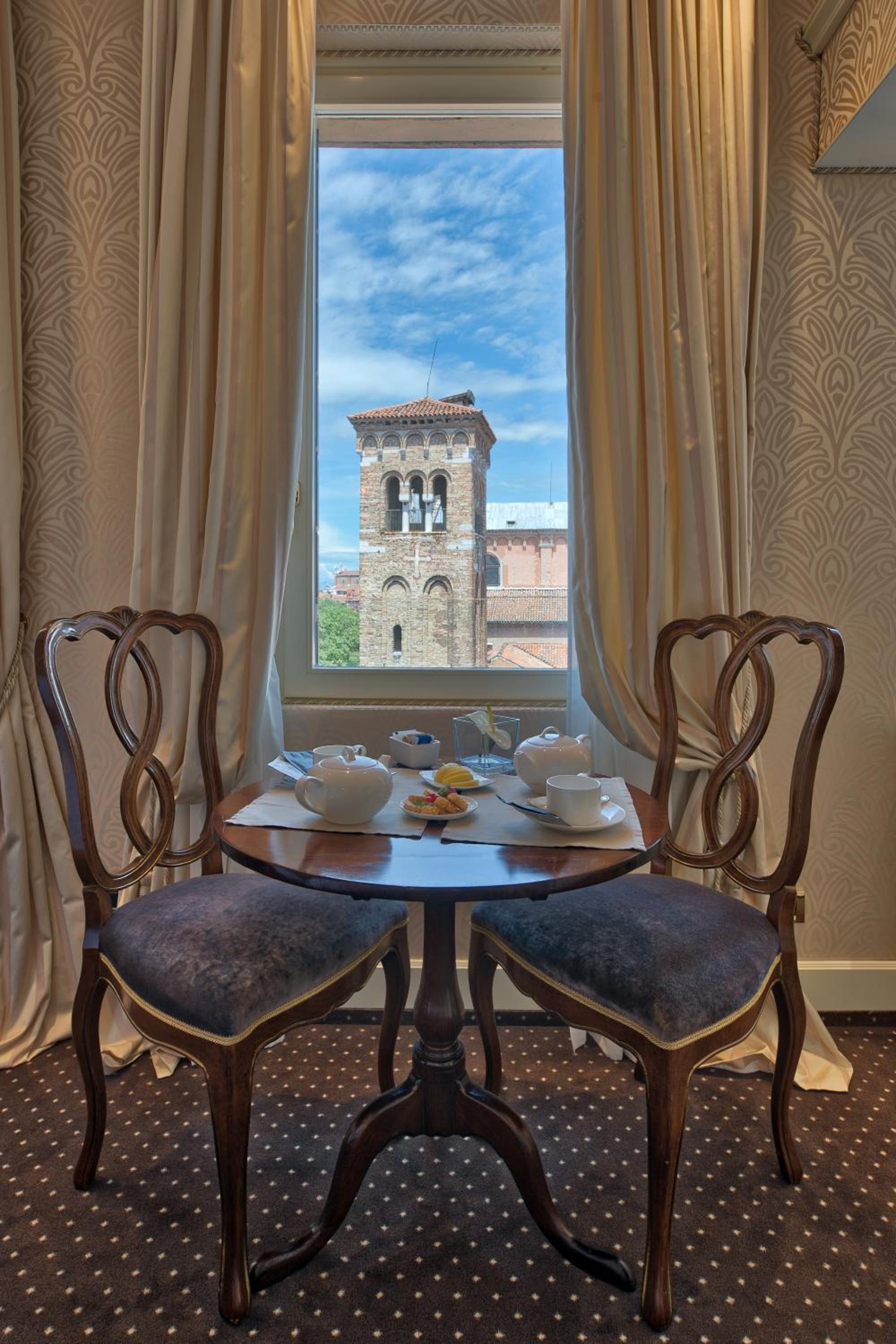 Classic Double or Twin Room with City View - Photo 8