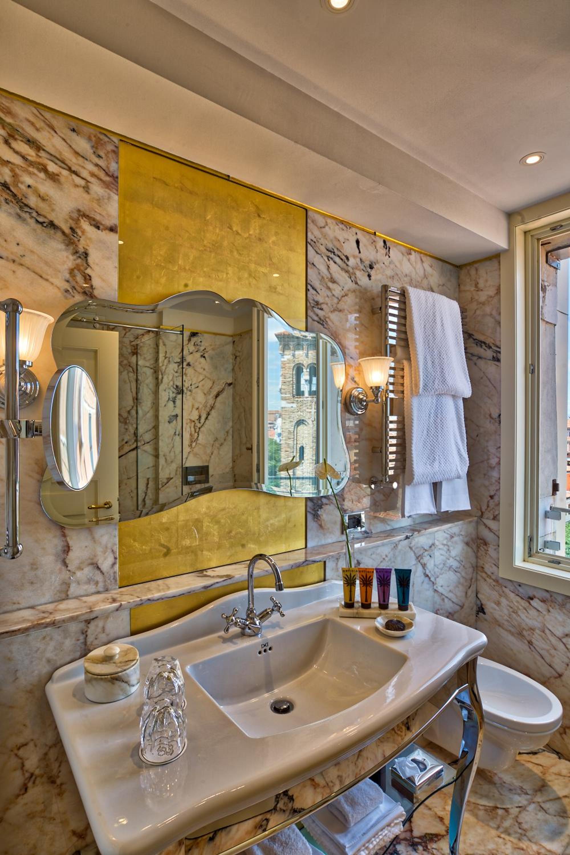 Classic Double or Twin Room with City View - Photo 6