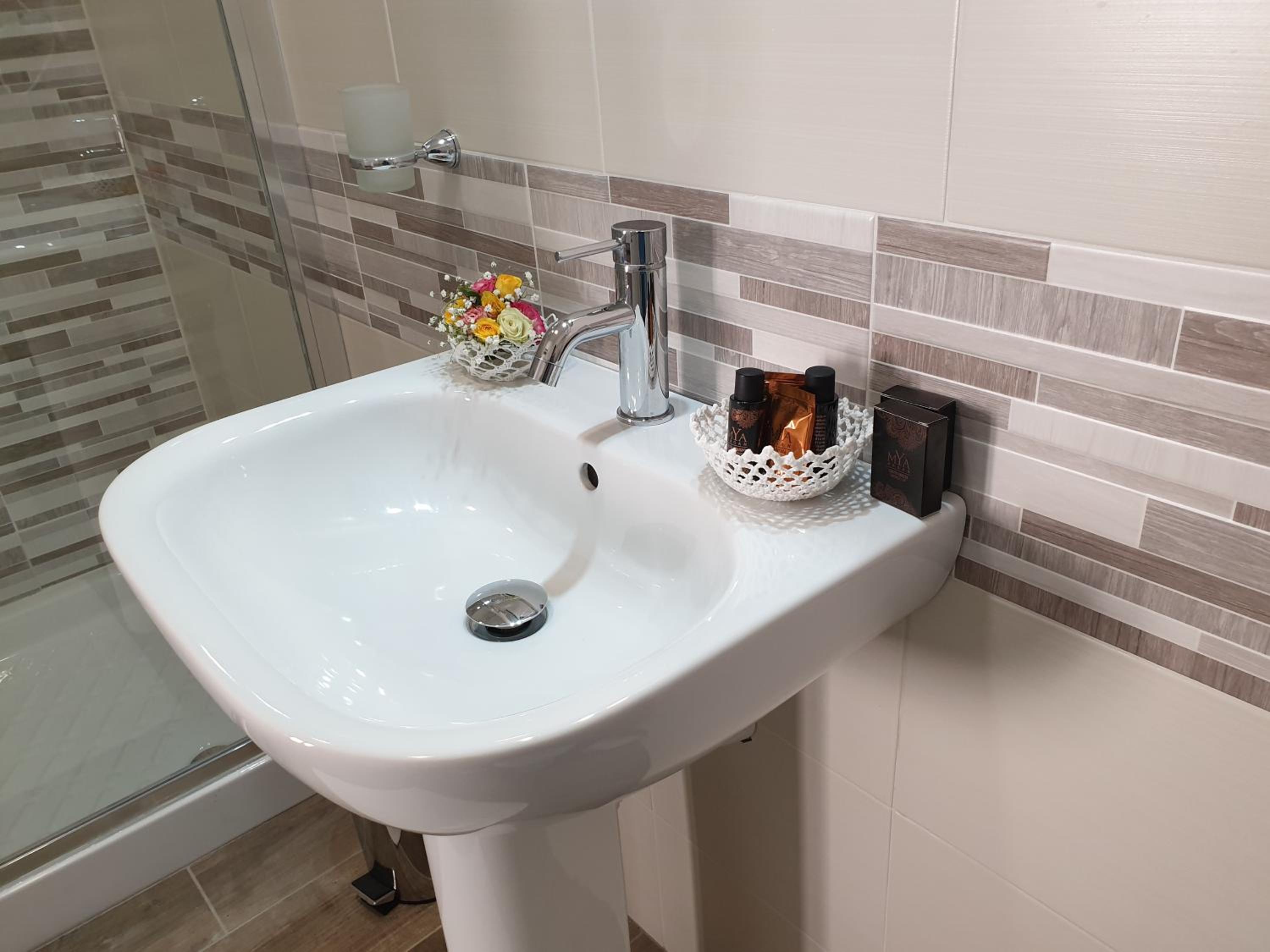 Standard Double Room - Photo 6