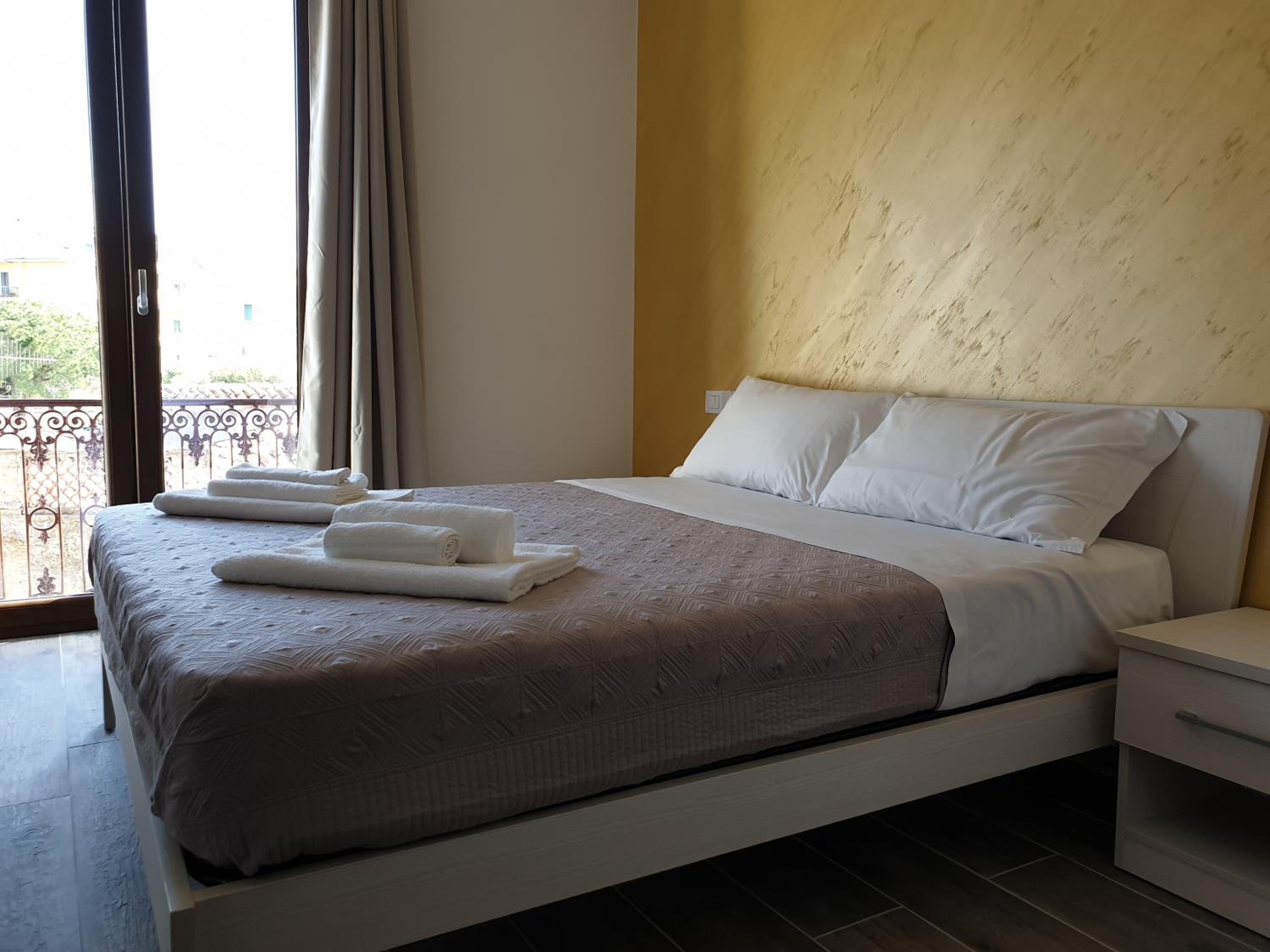 Standard Double Room - Photo 9