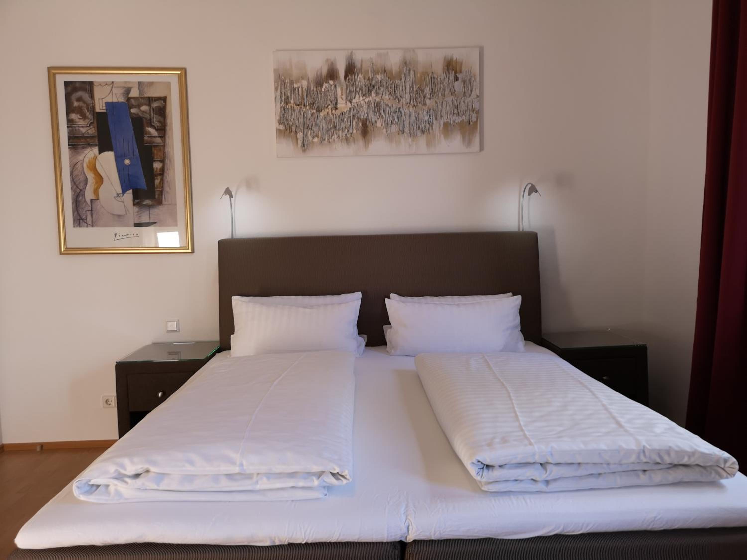 Large Double Room - Photo 1
