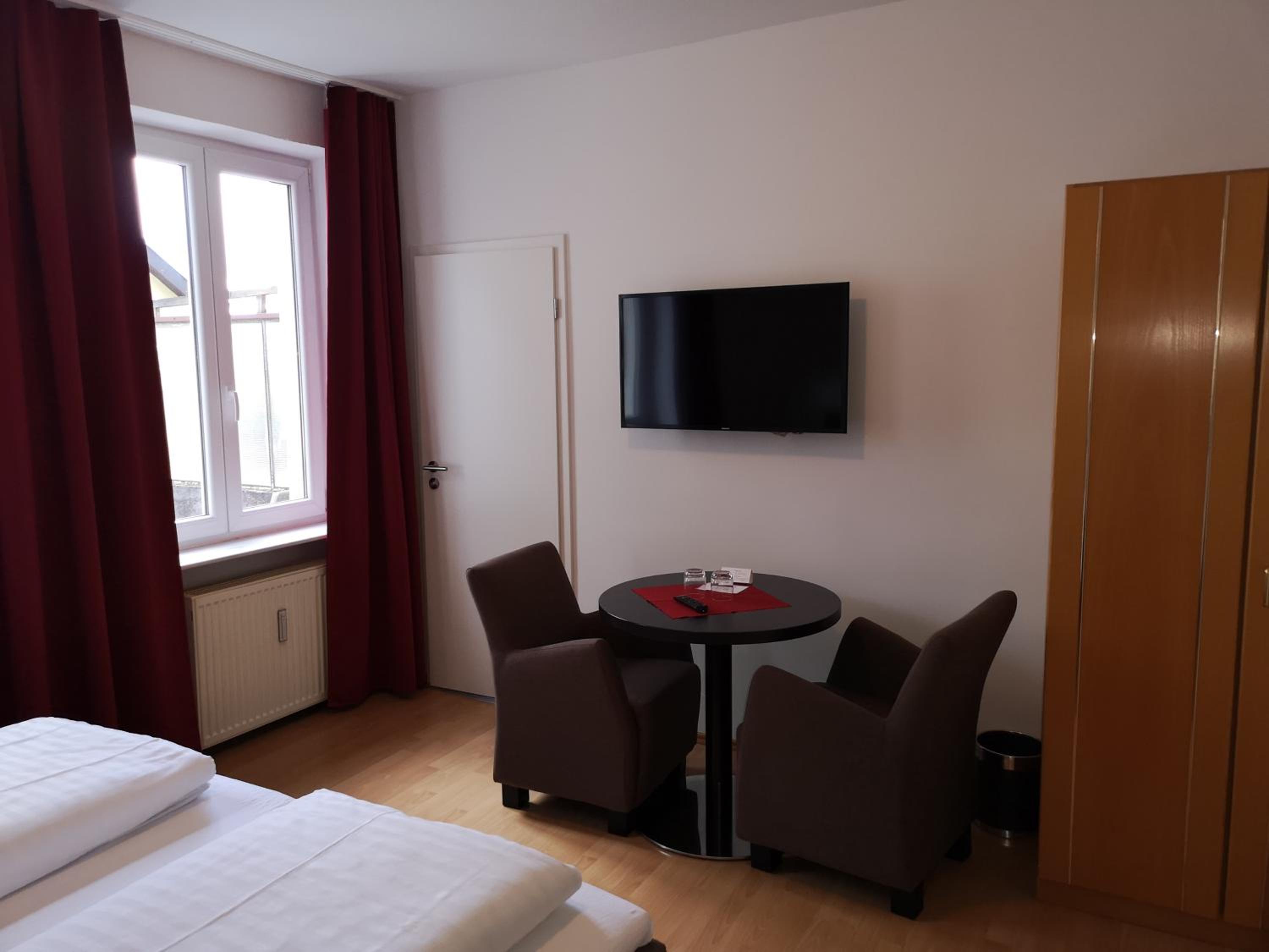 Large Double Room - Photo 8