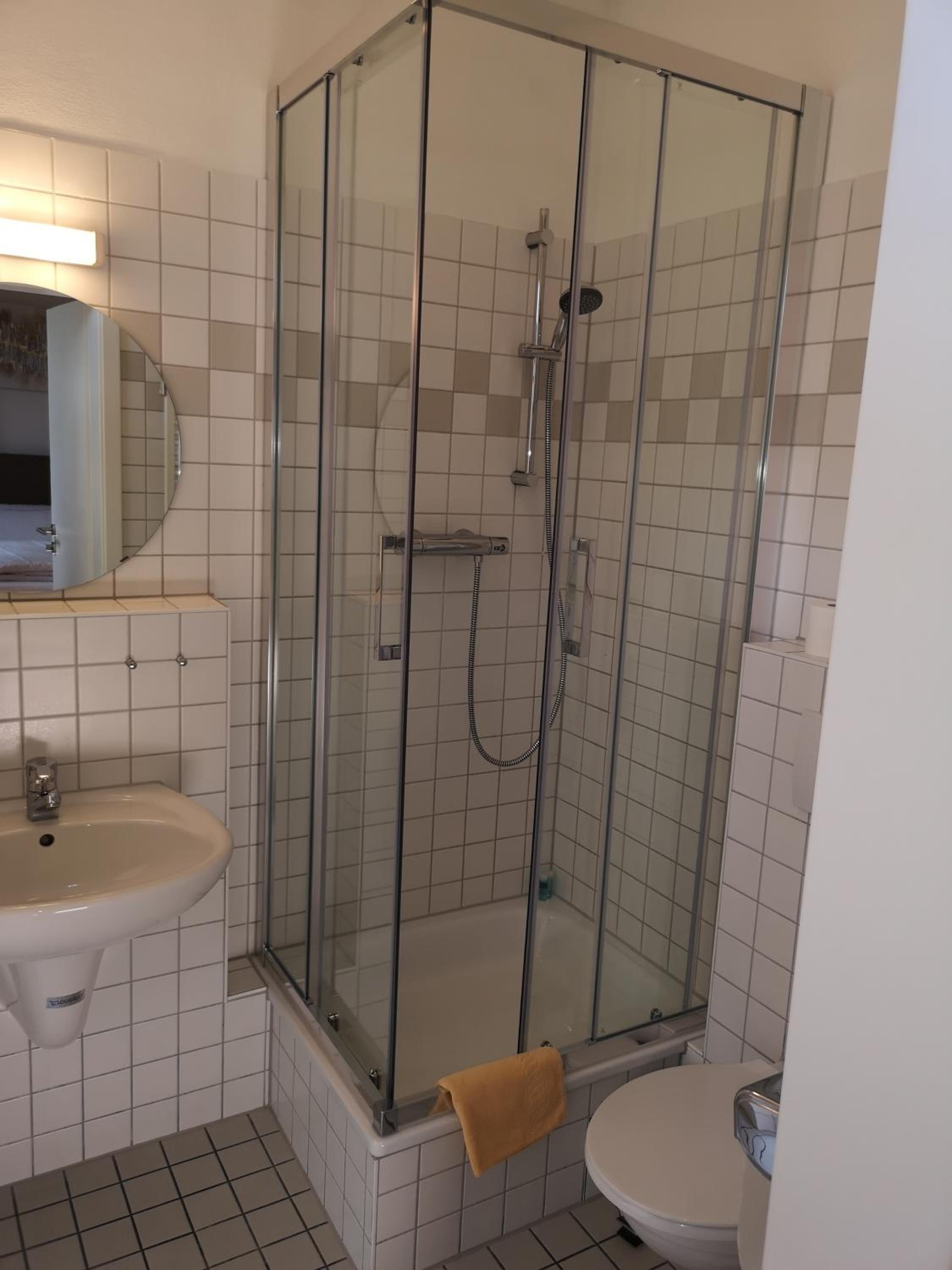 Large Double Room - Photo 7