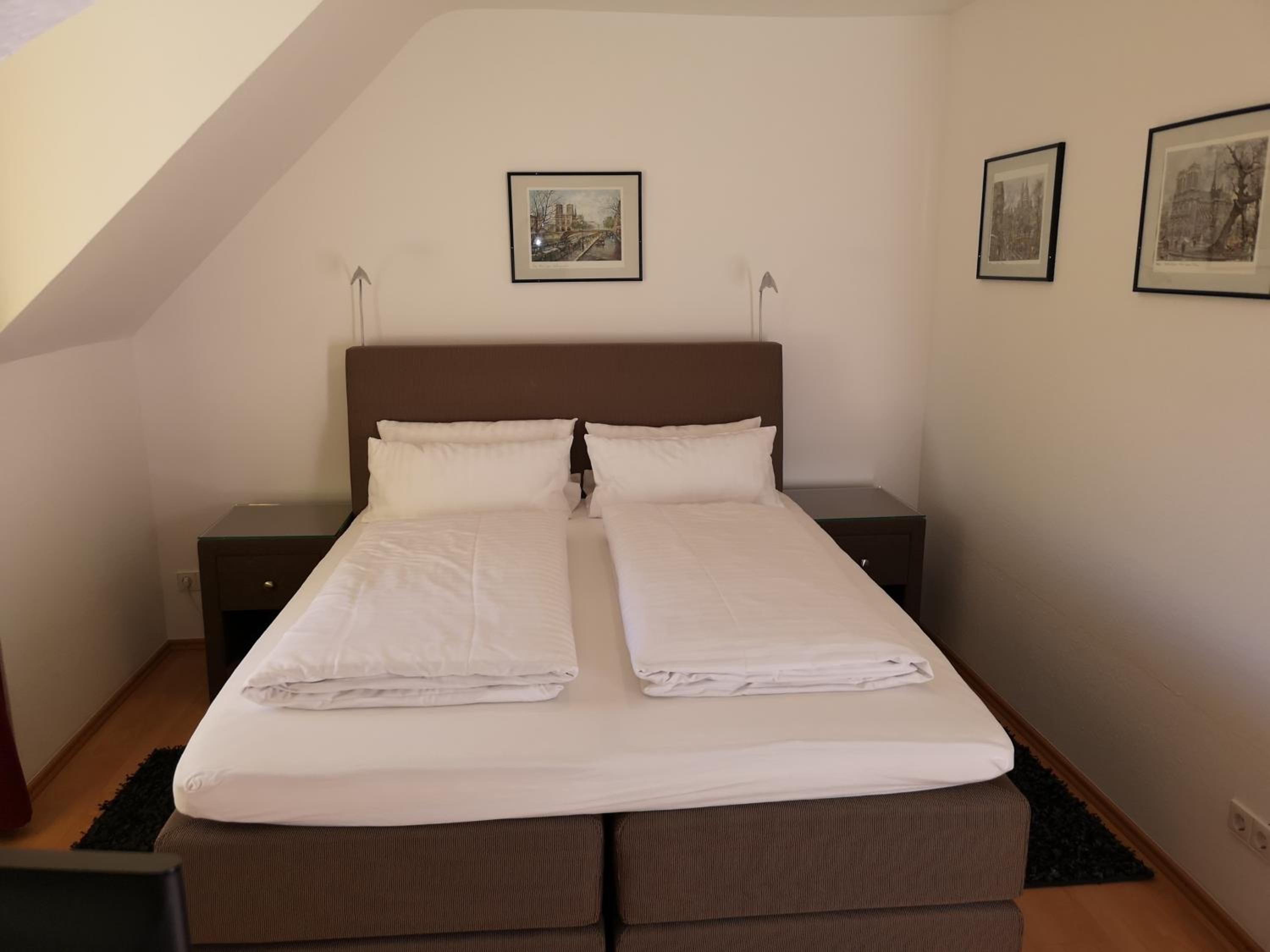 Large Double Room - Photo 2