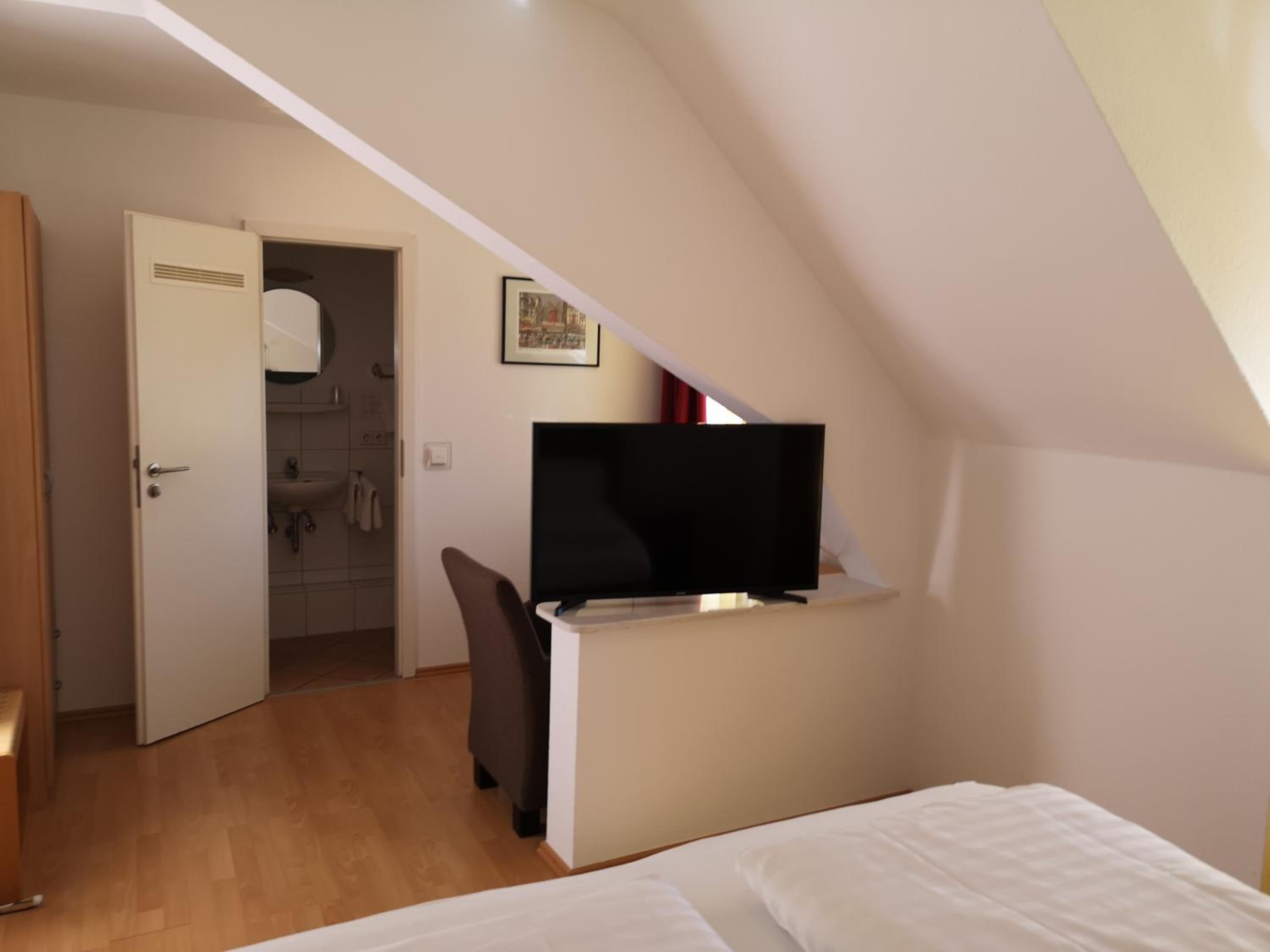 Large Double Room - Photo 4