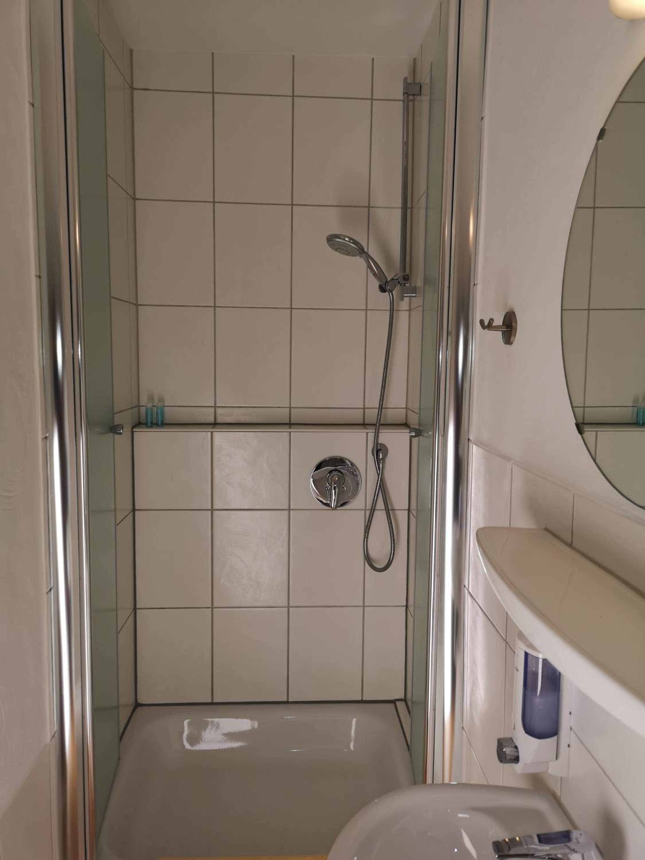 Large Double Room - Photo 3