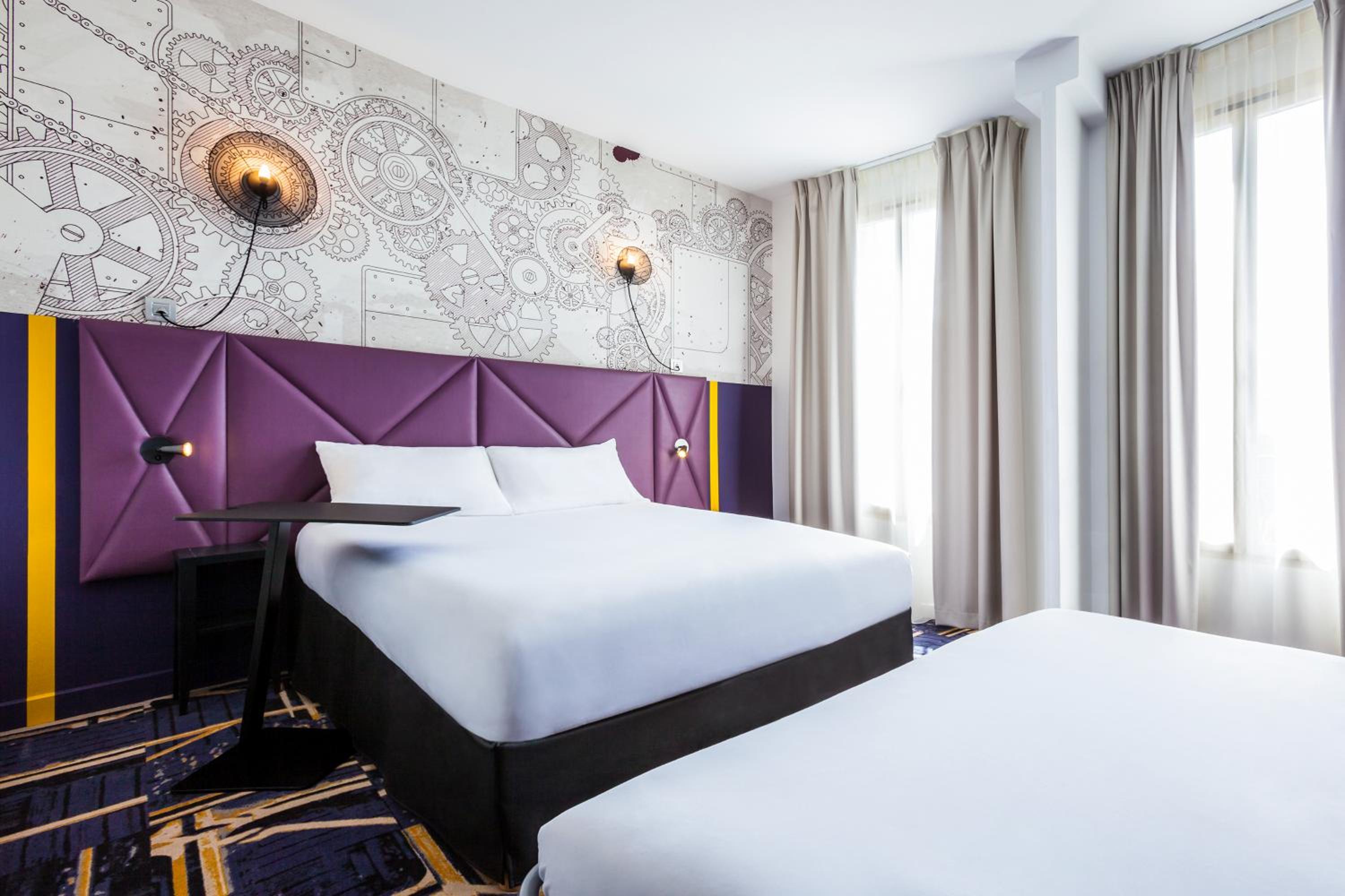 Standard Suite with One Double Bed and Two Single Beds - Photo 3