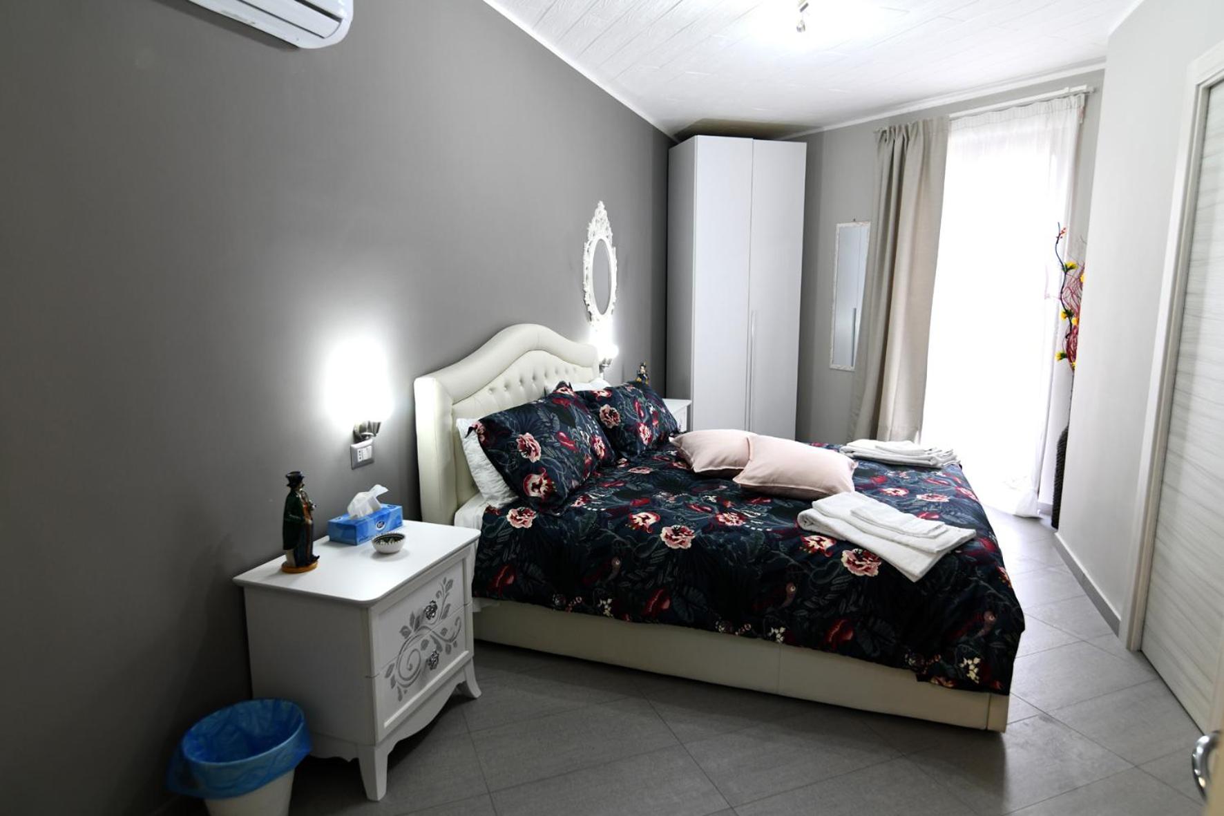 Double Room with Balcony - Photo 5