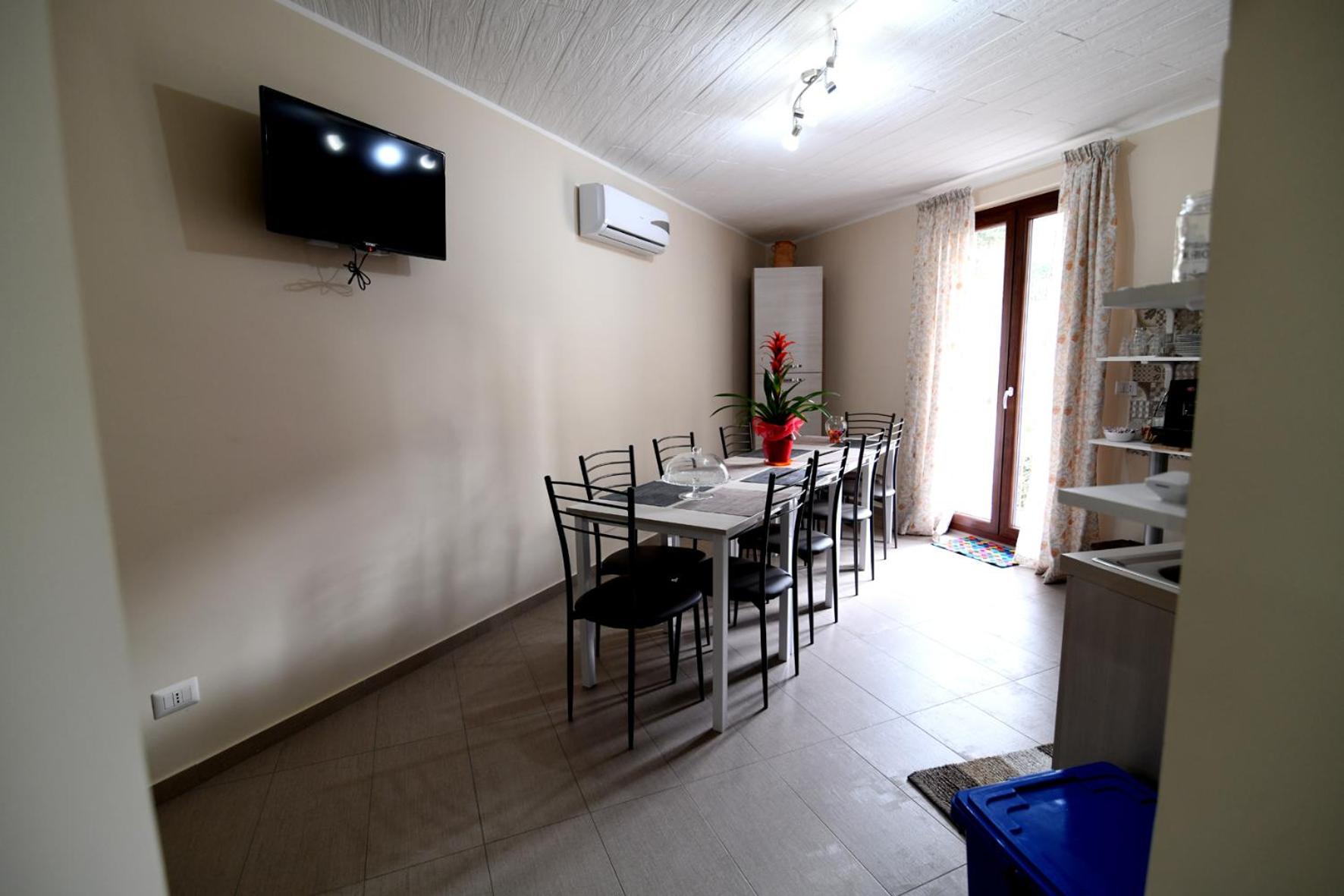 Double Room with Balcony - Photo 9