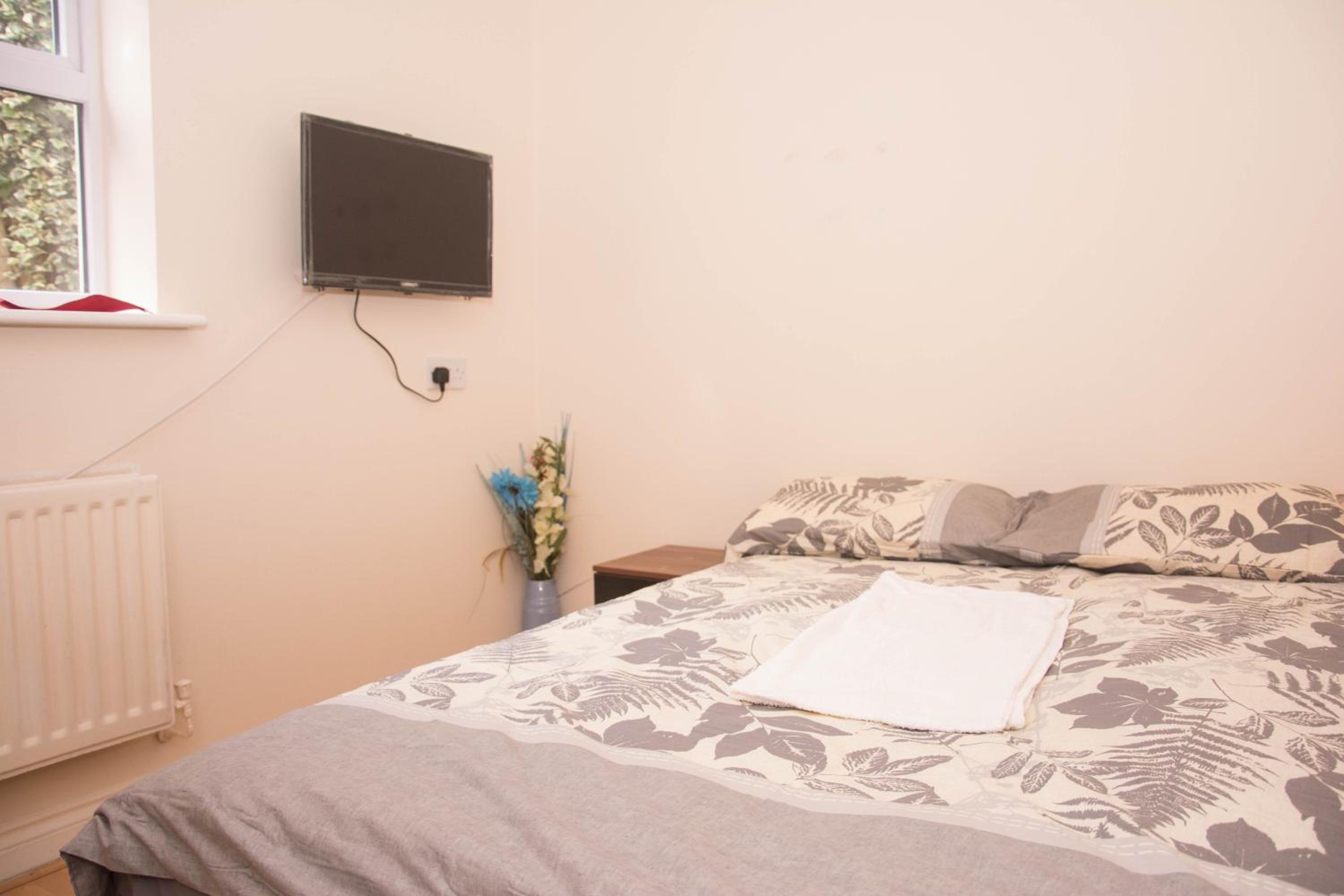 Budget Double Room - Photo 7