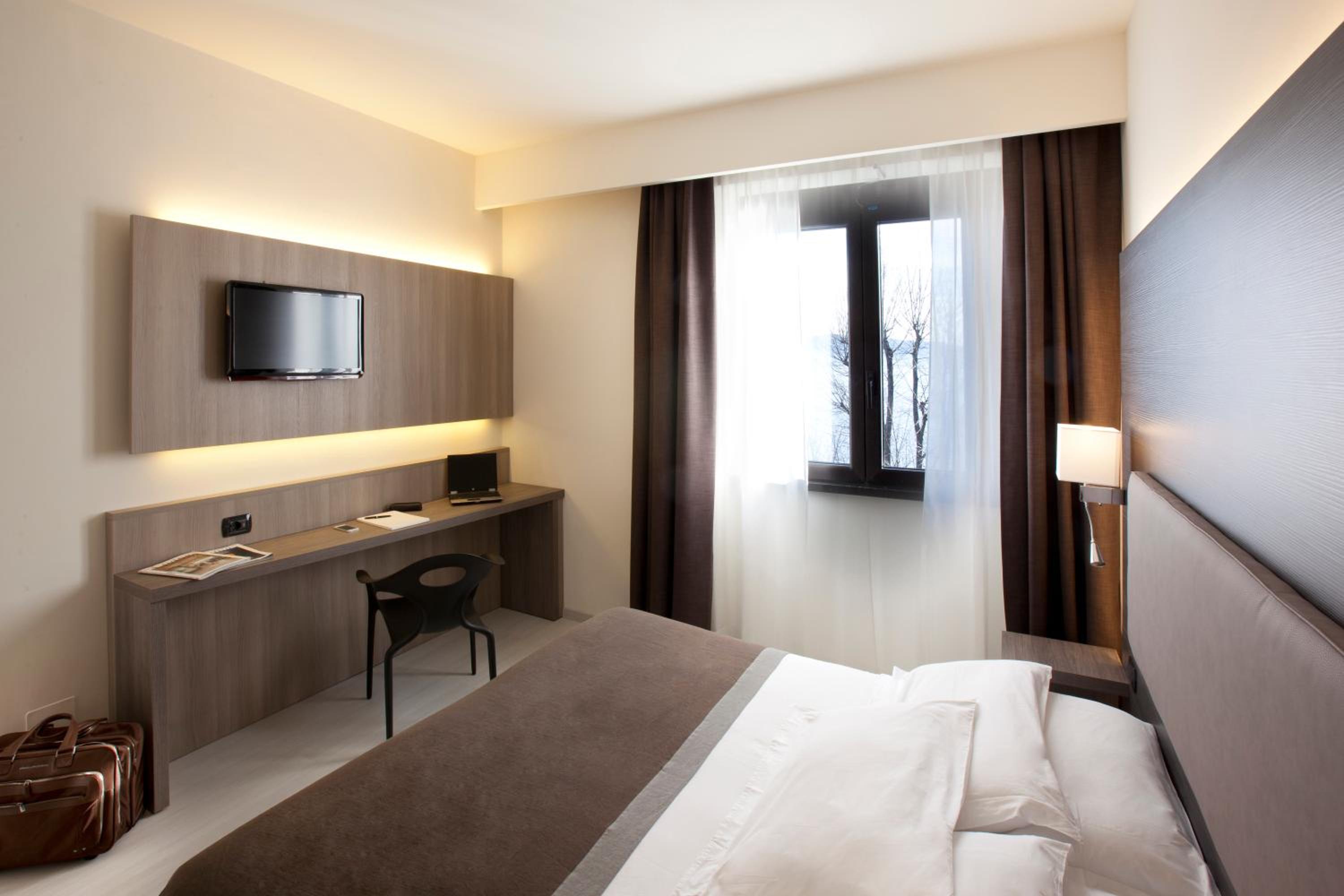 Superior Double Room with Lake/Square View - Photo 5