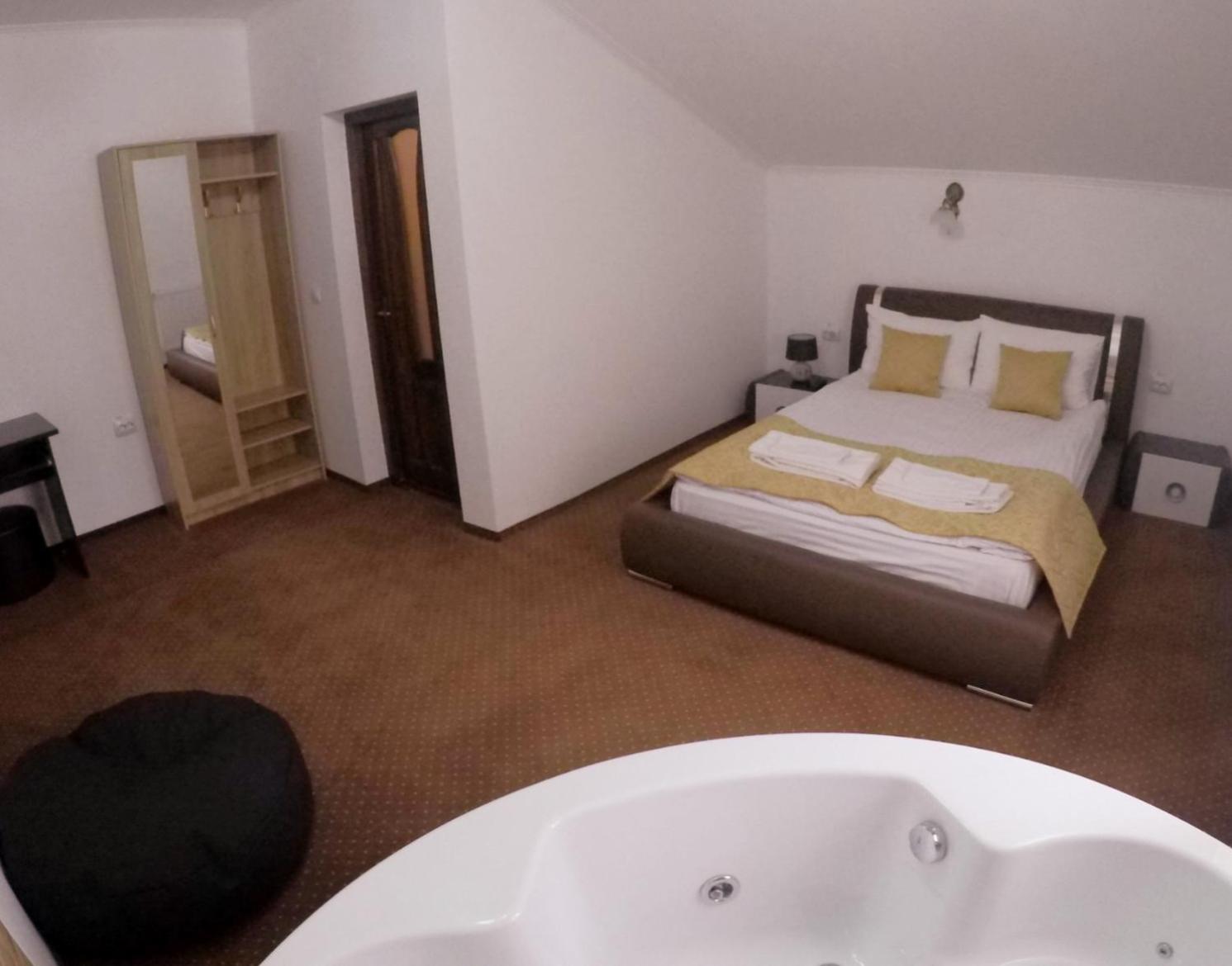 Double Room with Spa Bath photo 1