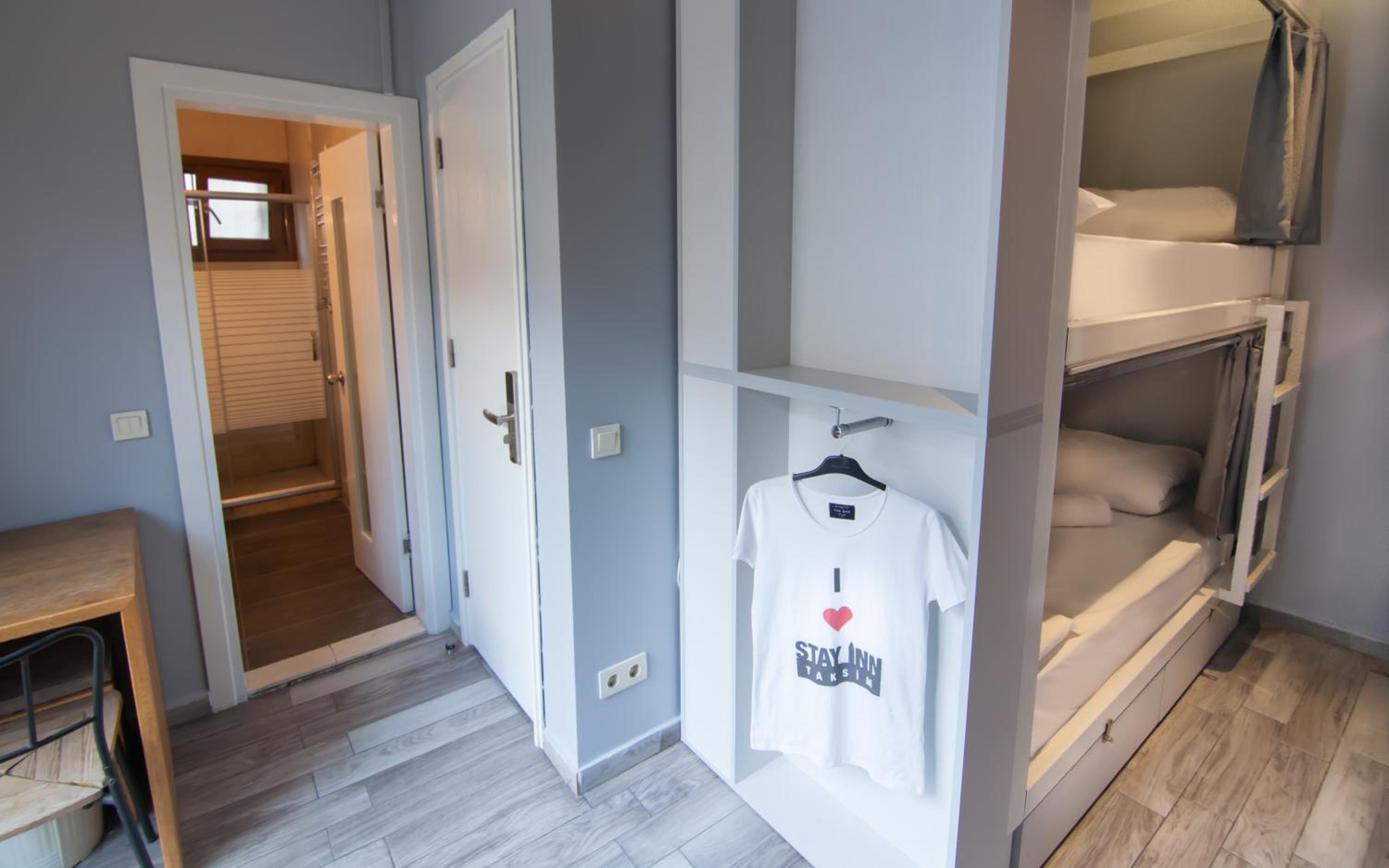 Bed In 4-Bed Mixed Deluxe Dormitory Room photo 1